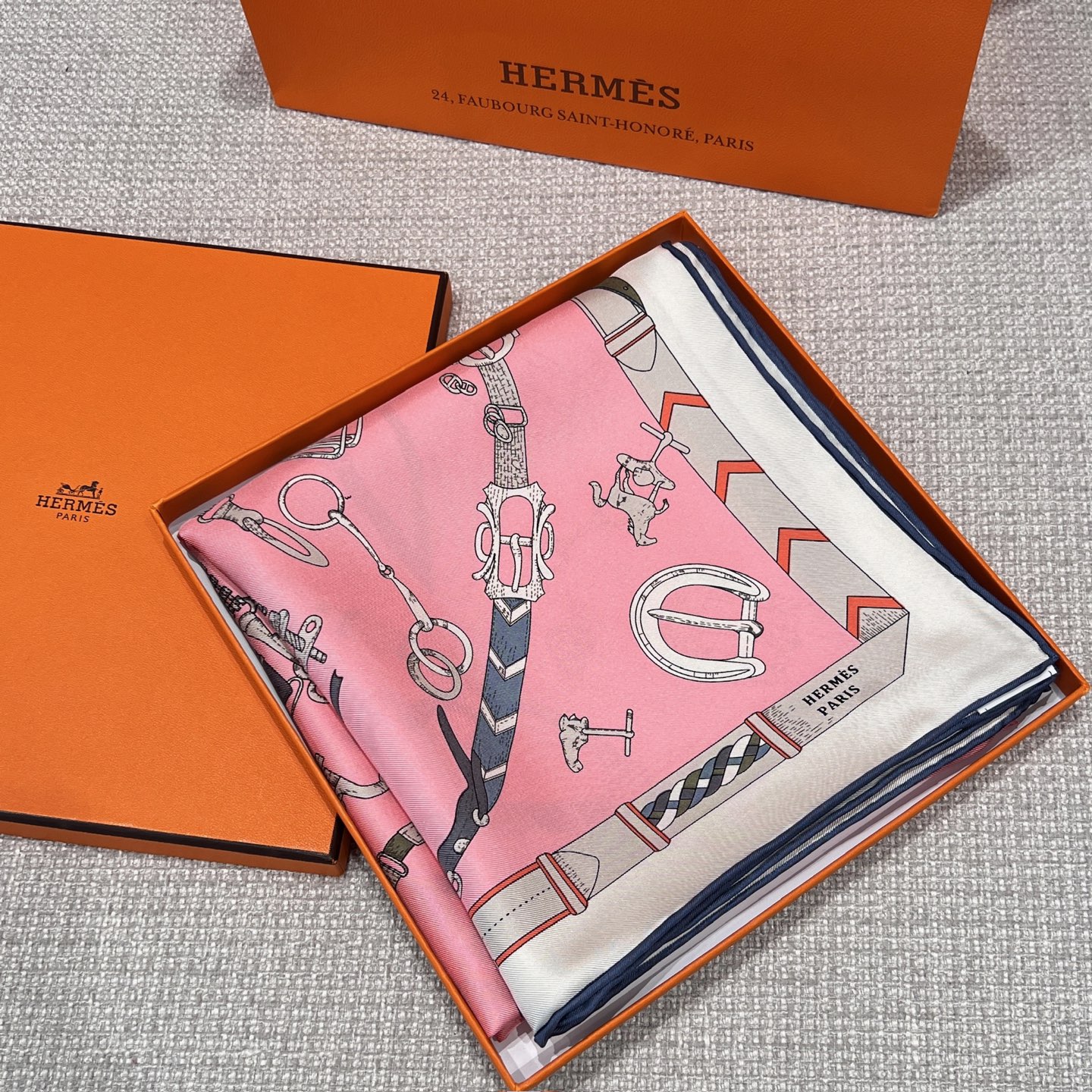 𝐇𝐞𝐫𝐦𝐞𝐬 •𝟐𝟓秋《跃动的马儿》粉色Size：90x90cm 100%真丝 18mm原单克重 搭配手