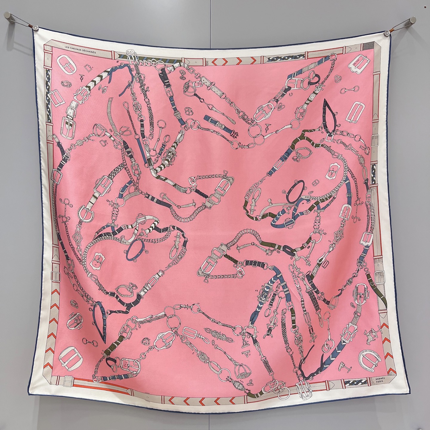 𝐇𝐞𝐫𝐦𝐞𝐬 •𝟐𝟓秋《跃动的马儿》粉色Size：90x90cm 100%真丝 18mm原单克重 搭配手