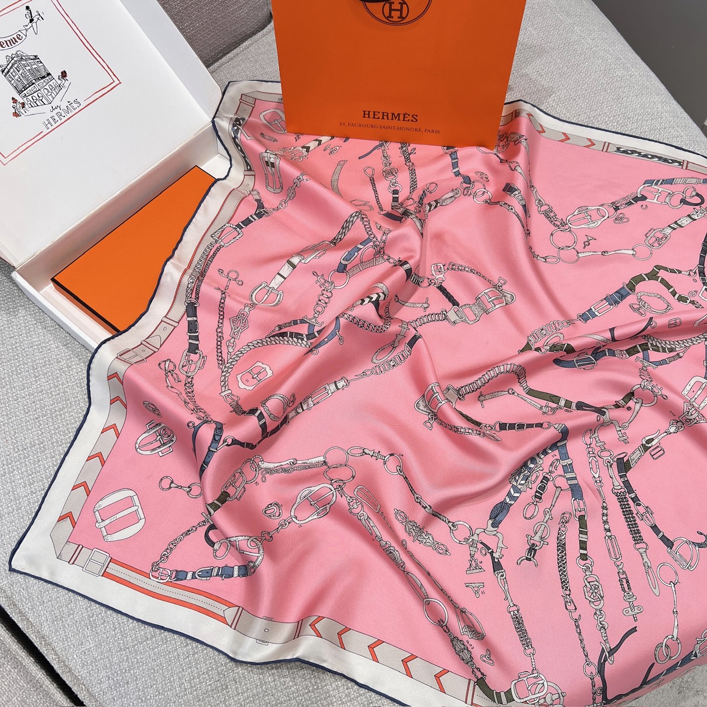 𝐇𝐞𝐫𝐦𝐞𝐬 •𝟐𝟓秋《跃动的马儿》粉色Size：90x90cm 100%真丝 18mm原单克重 搭配手