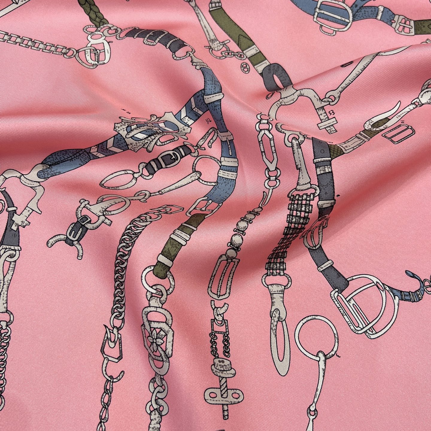 𝐇𝐞𝐫𝐦𝐞𝐬 •𝟐𝟓秋《跃动的马儿》粉色Size：90x90cm 100%真丝 18mm原单克重 搭配手