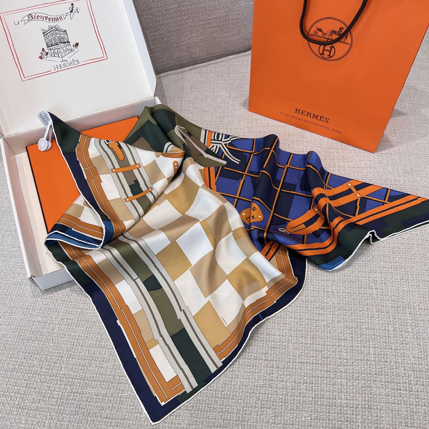 𝐇𝐞𝐫𝐦𝐞𝐬 •𝟐𝟓秋《格纹马面罩》海军蓝Size：90x90cm 100% 斜纹真丝 精致手工卷边，质