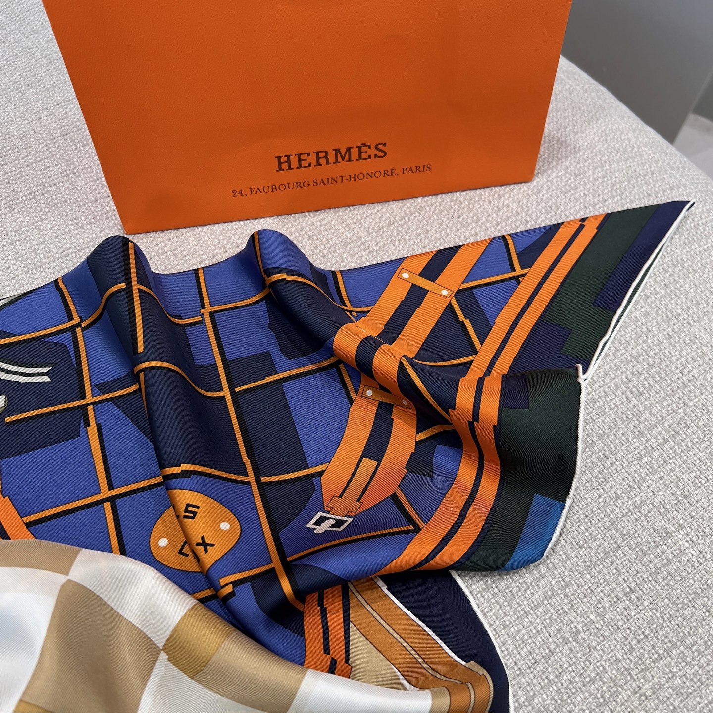 𝐇𝐞𝐫𝐦𝐞𝐬 •𝟐𝟓秋《格纹马面罩》海军蓝Size：90x90cm 100% 斜纹真丝 精致手工卷边，质