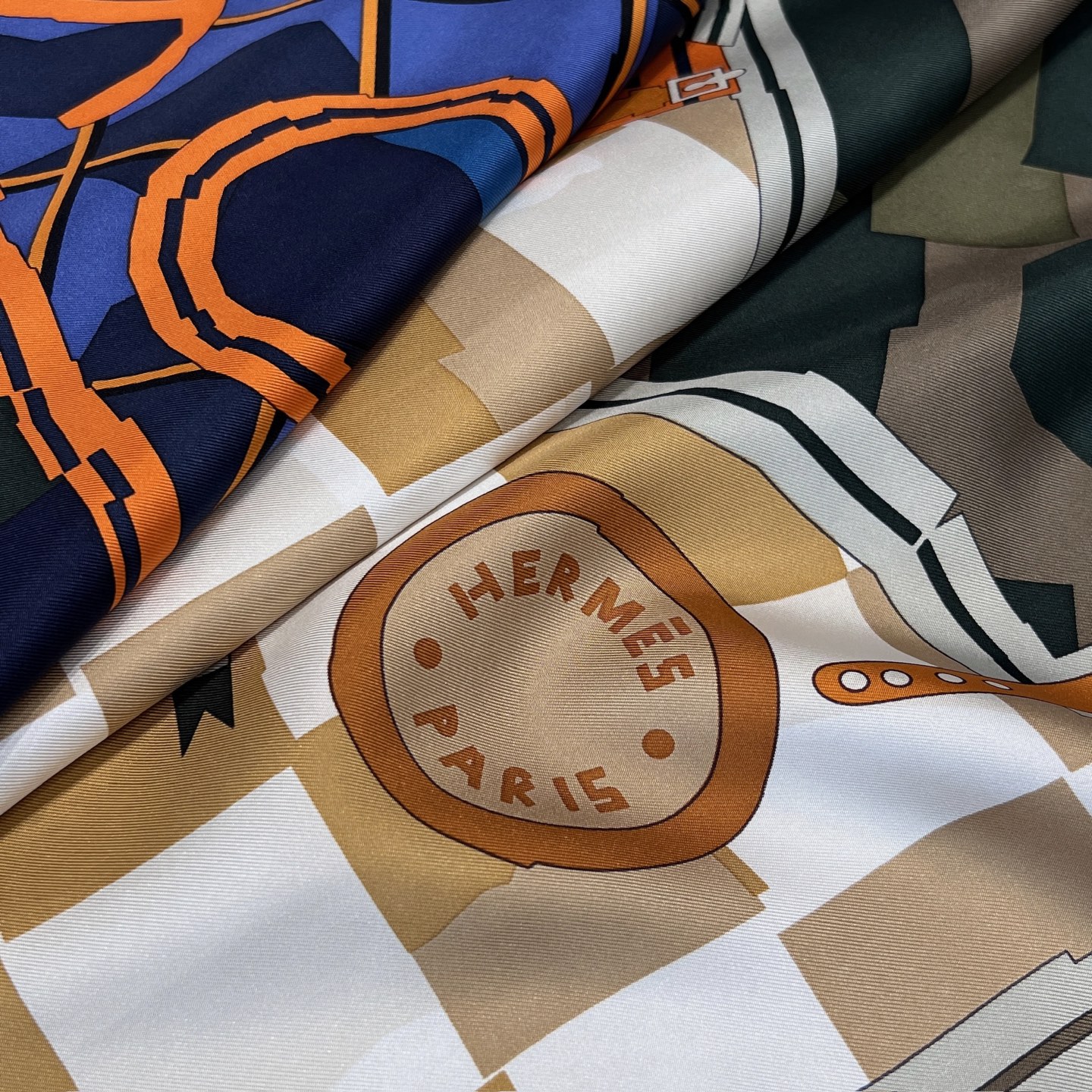 𝐇𝐞𝐫𝐦𝐞𝐬 •𝟐𝟓秋《格纹马面罩》海军蓝Size：90x90cm 100% 斜纹真丝 精致手工卷边，质