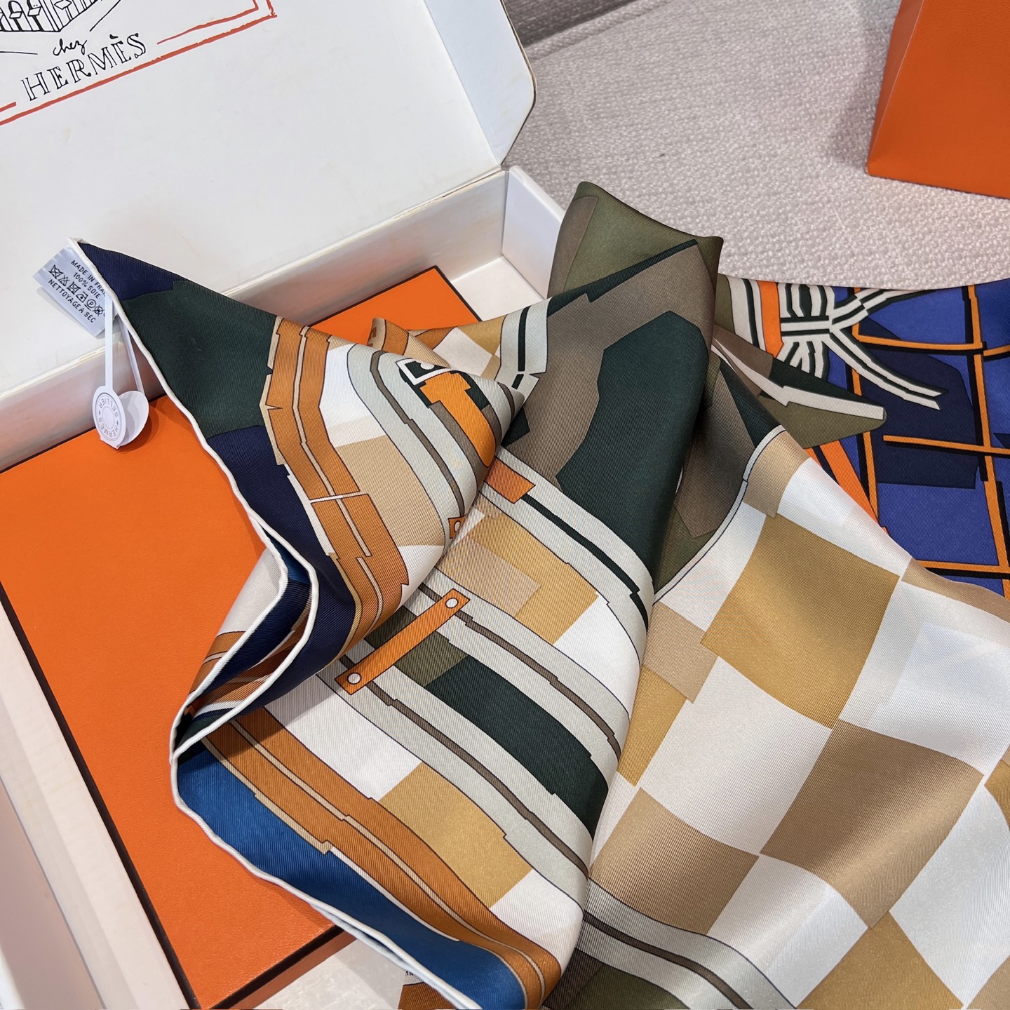 𝐇𝐞𝐫𝐦𝐞𝐬 •𝟐𝟓秋《格纹马面罩》海军蓝Size：90x90cm 100% 斜纹真丝 精致手工卷边，质