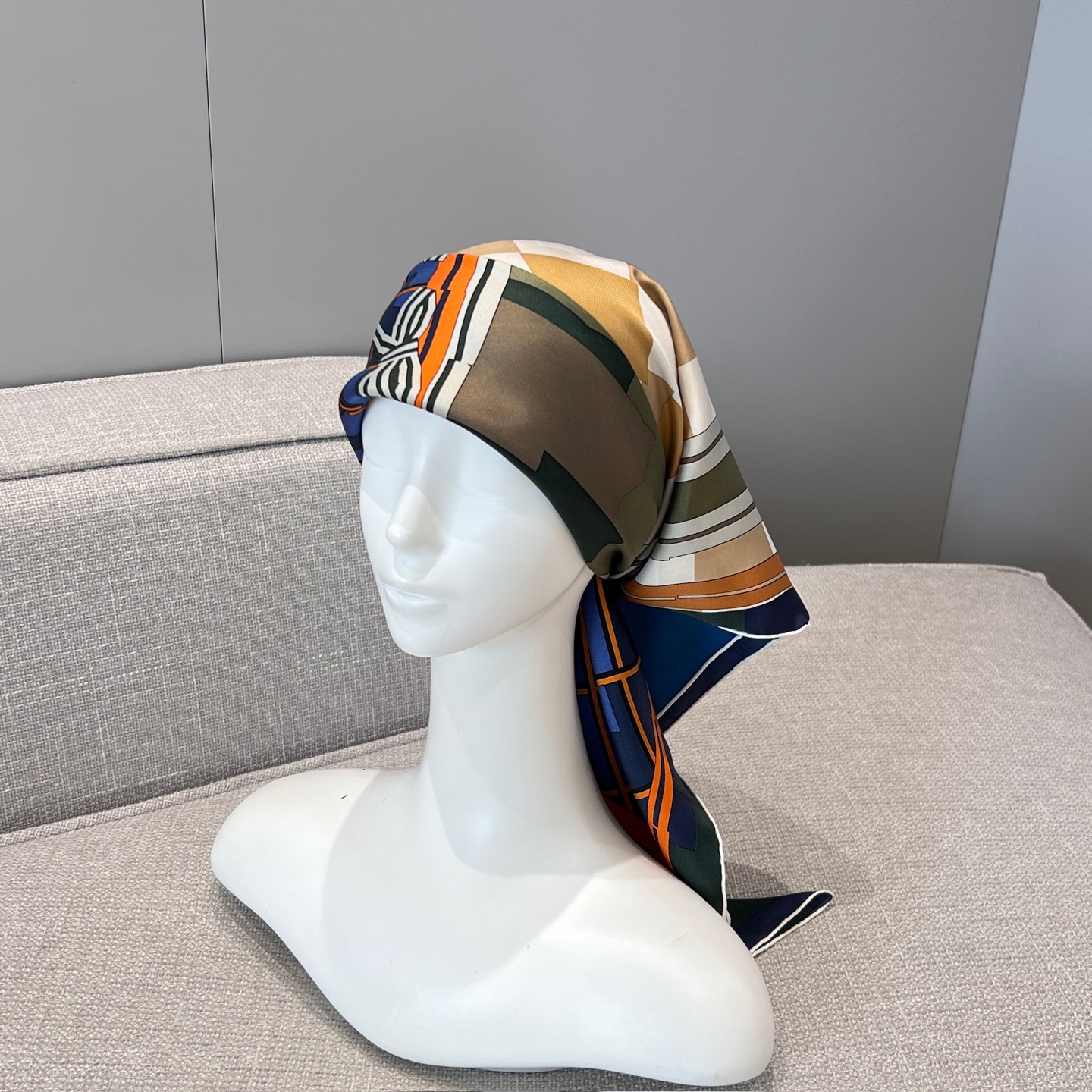 𝐇𝐞𝐫𝐦𝐞𝐬 •𝟐𝟓秋《格纹马面罩》海军蓝Size：90x90cm 100% 斜纹真丝 精致手工卷边，质