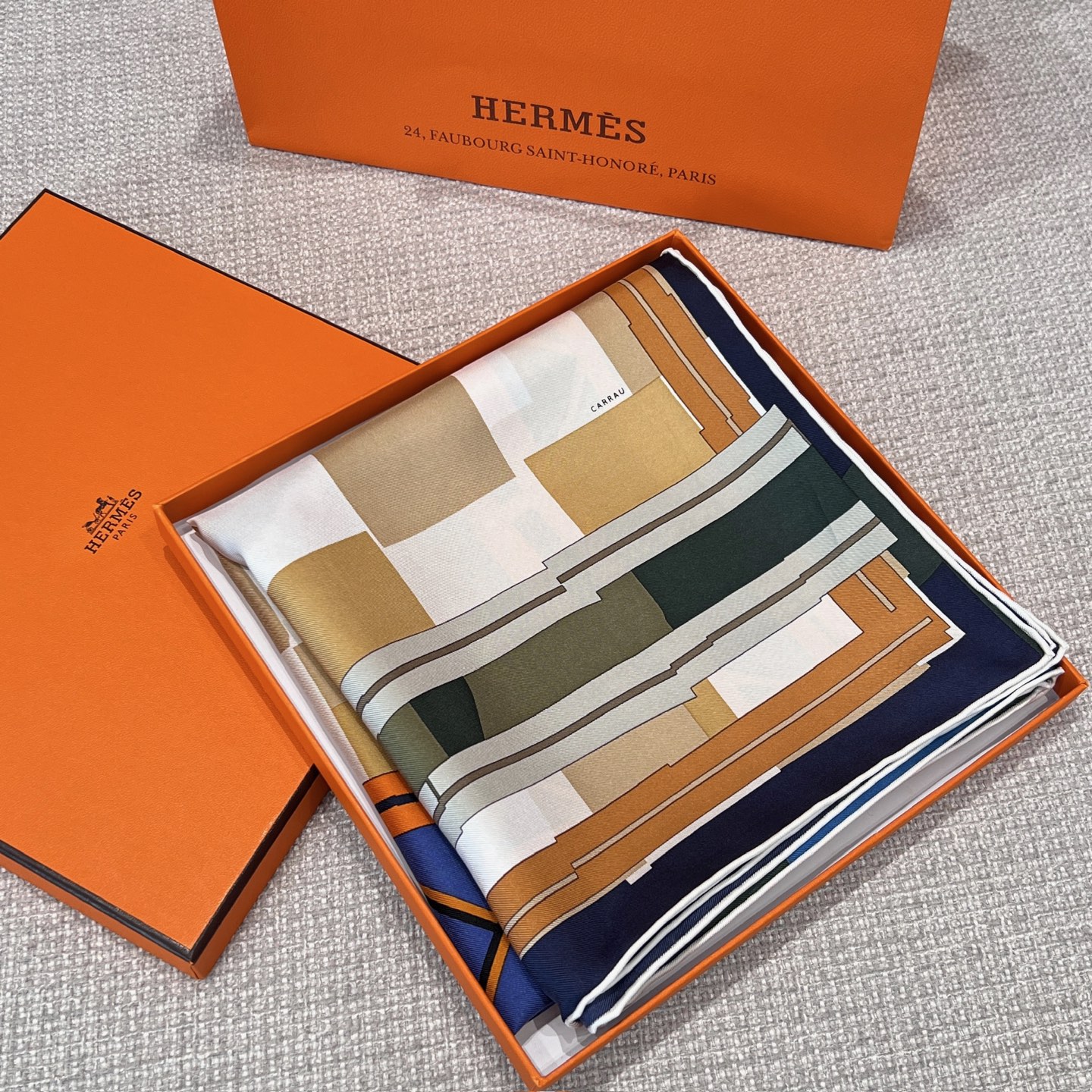 𝐇𝐞𝐫𝐦𝐞𝐬 •𝟐𝟓秋《格纹马面罩》海军蓝Size：90x90cm 100% 斜纹真丝 精致手工卷边，质