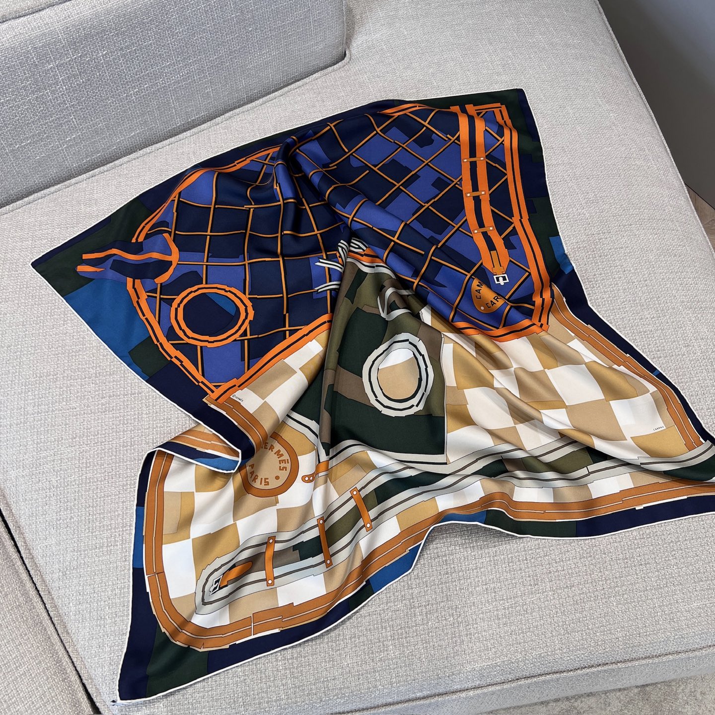 𝐇𝐞𝐫𝐦𝐞𝐬 •𝟐𝟓秋《格纹马面罩》海军蓝Size：90x90cm 100% 斜纹真丝 精致手工卷边，质