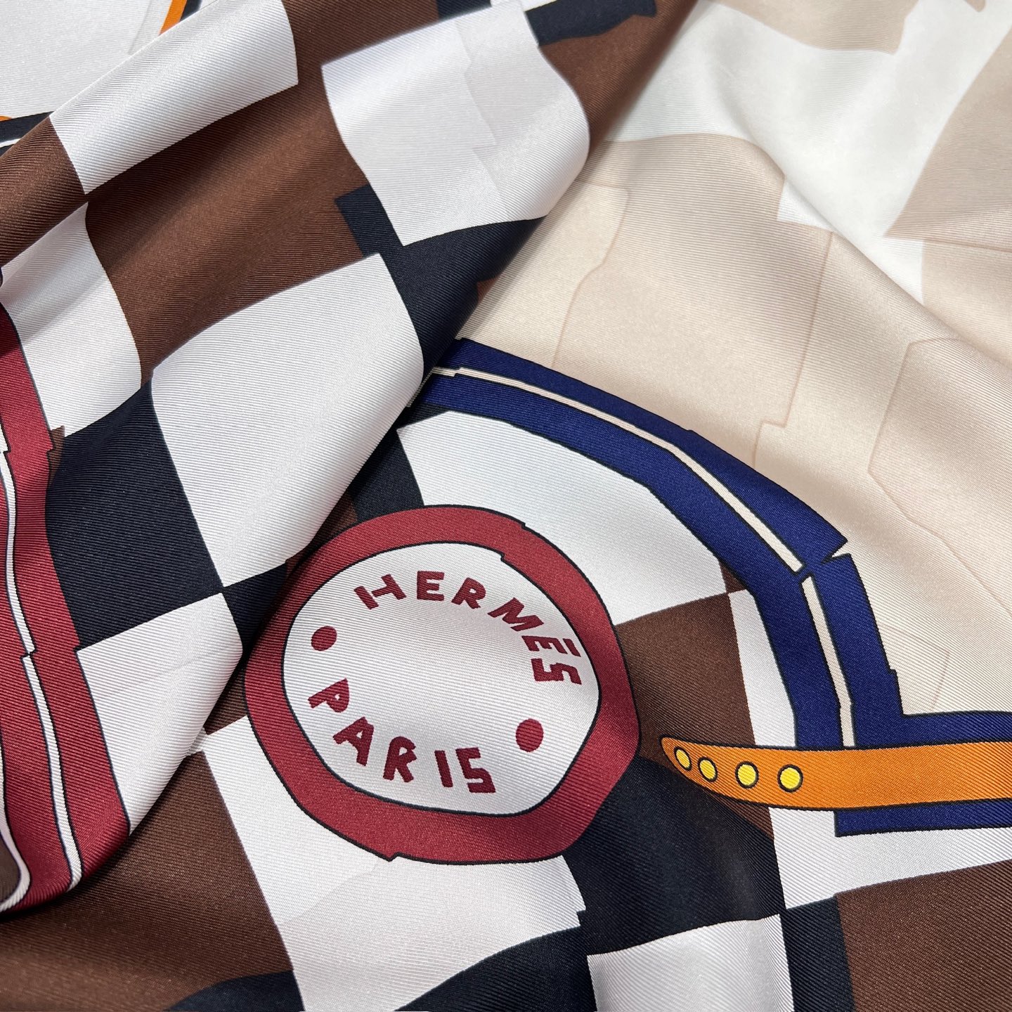 𝐇𝐞𝐫𝐦𝐞𝐬 •𝟐𝟓秋《格纹马面罩》可可色Size：90x90cm 100% 斜纹真丝 精致手工卷边，质