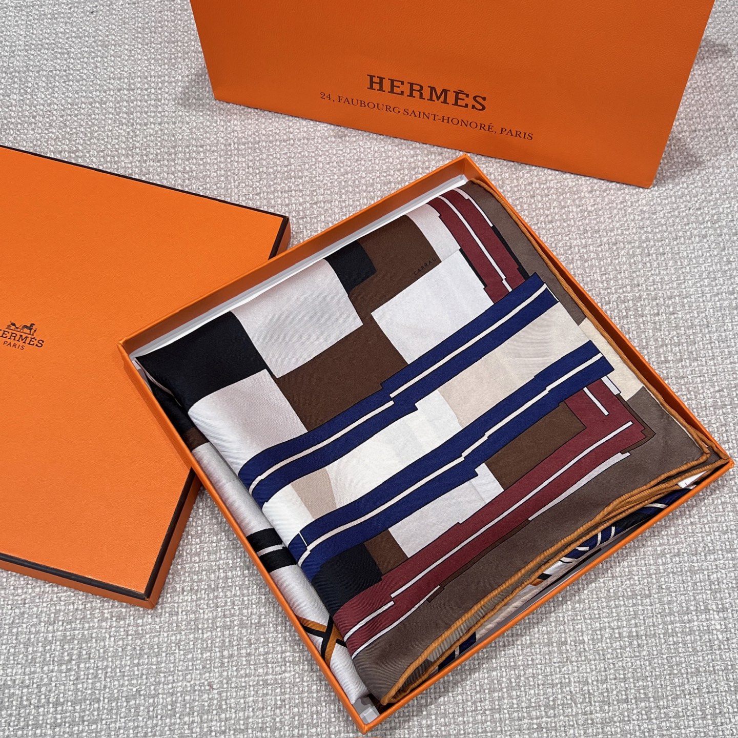 𝐇𝐞𝐫𝐦𝐞𝐬 •𝟐𝟓秋《格纹马面罩》可可色Size：90x90cm 100% 斜纹真丝 精致手工卷边，质