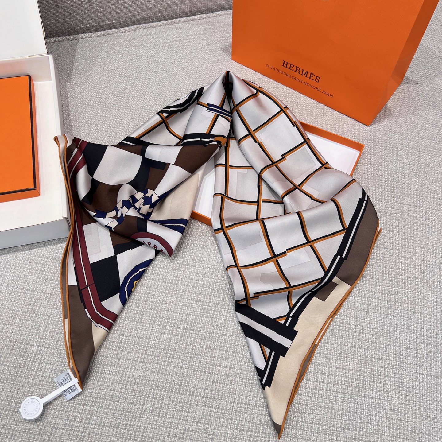 𝐇𝐞𝐫𝐦𝐞𝐬 •𝟐𝟓秋《格纹马面罩》可可色Size：90x90cm 100% 斜纹真丝 精致手工卷边，质