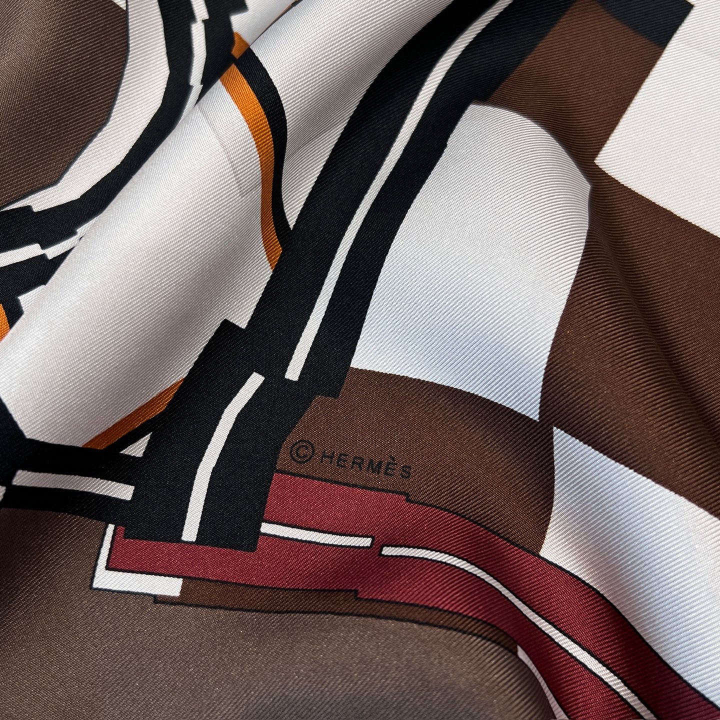 𝐇𝐞𝐫𝐦𝐞𝐬 •𝟐𝟓秋《格纹马面罩》可可色Size：90x90cm 100% 斜纹真丝 精致手工卷边，质