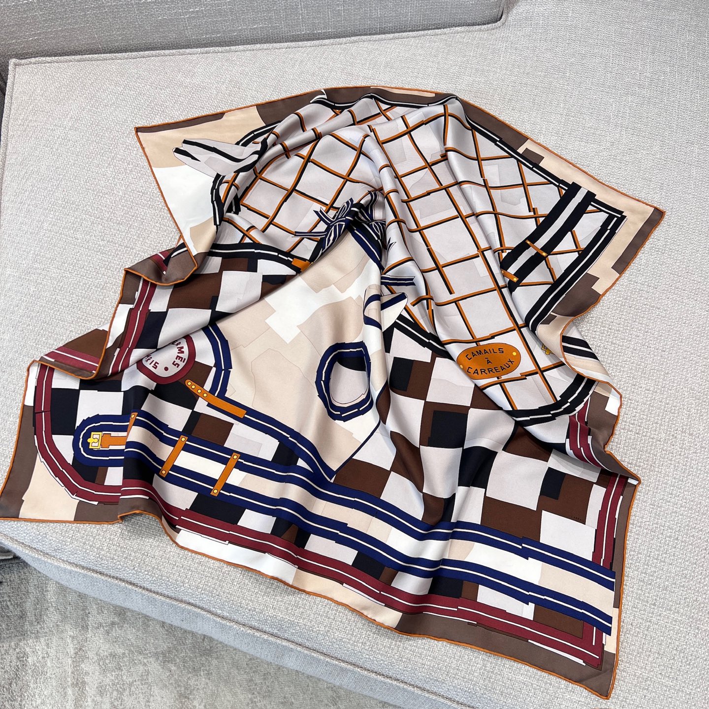 𝐇𝐞𝐫𝐦𝐞𝐬 •𝟐𝟓秋《格纹马面罩》可可色Size：90x90cm 100% 斜纹真丝 精致手工卷边，质