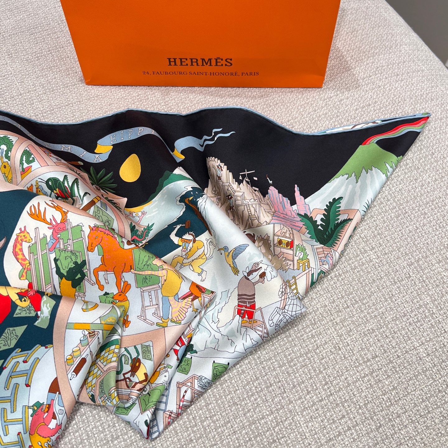 𝐇𝐞𝐫𝐦𝐞𝐬 • 𝟐𝟓秋《马术学院》黑篮色Size：90x90cm 100%斜纹真丝 18mm台版套色 