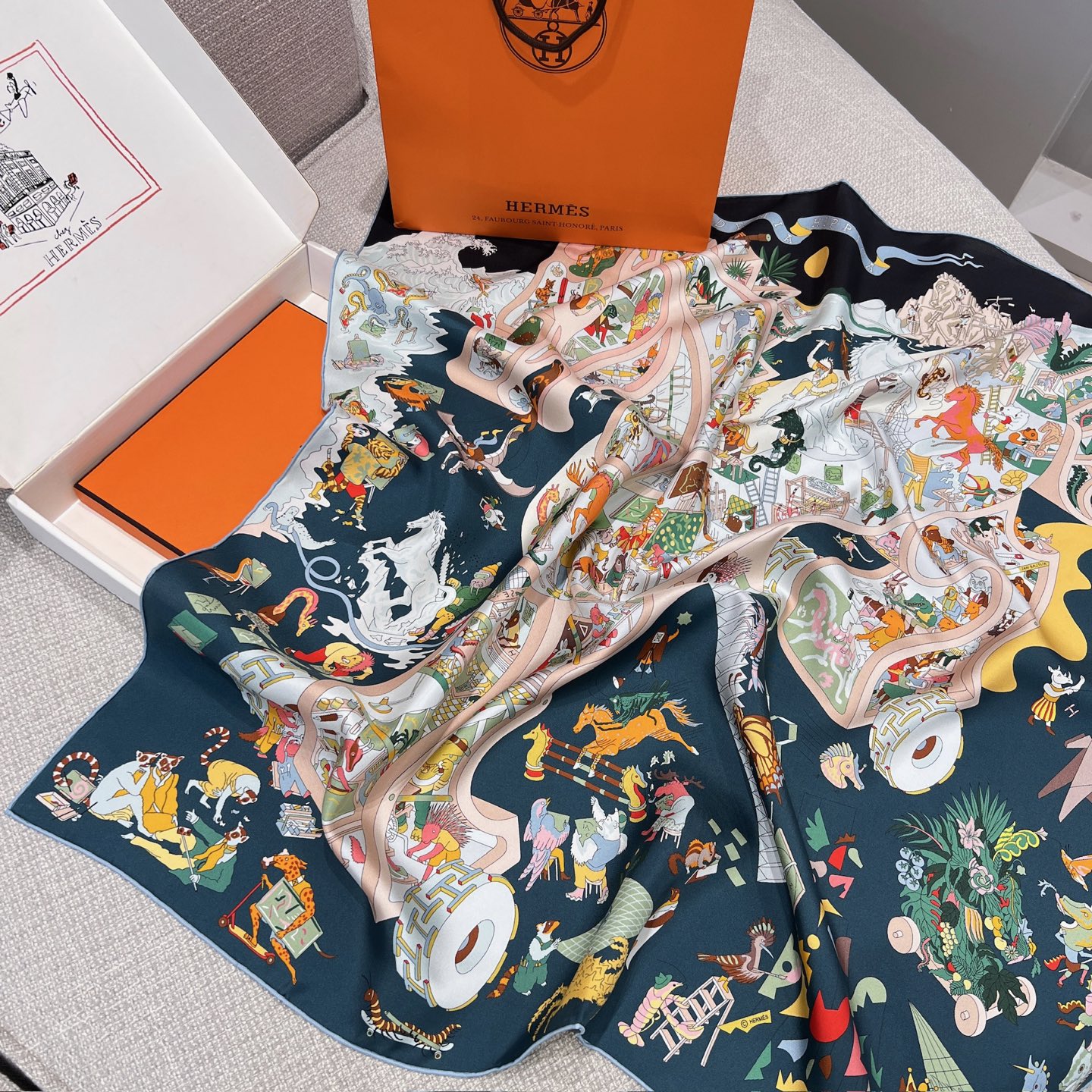 𝐇𝐞𝐫𝐦𝐞𝐬 • 𝟐𝟓秋《马术学院》黑篮色Size：90x90cm 100%斜纹真丝 18mm台版套色 