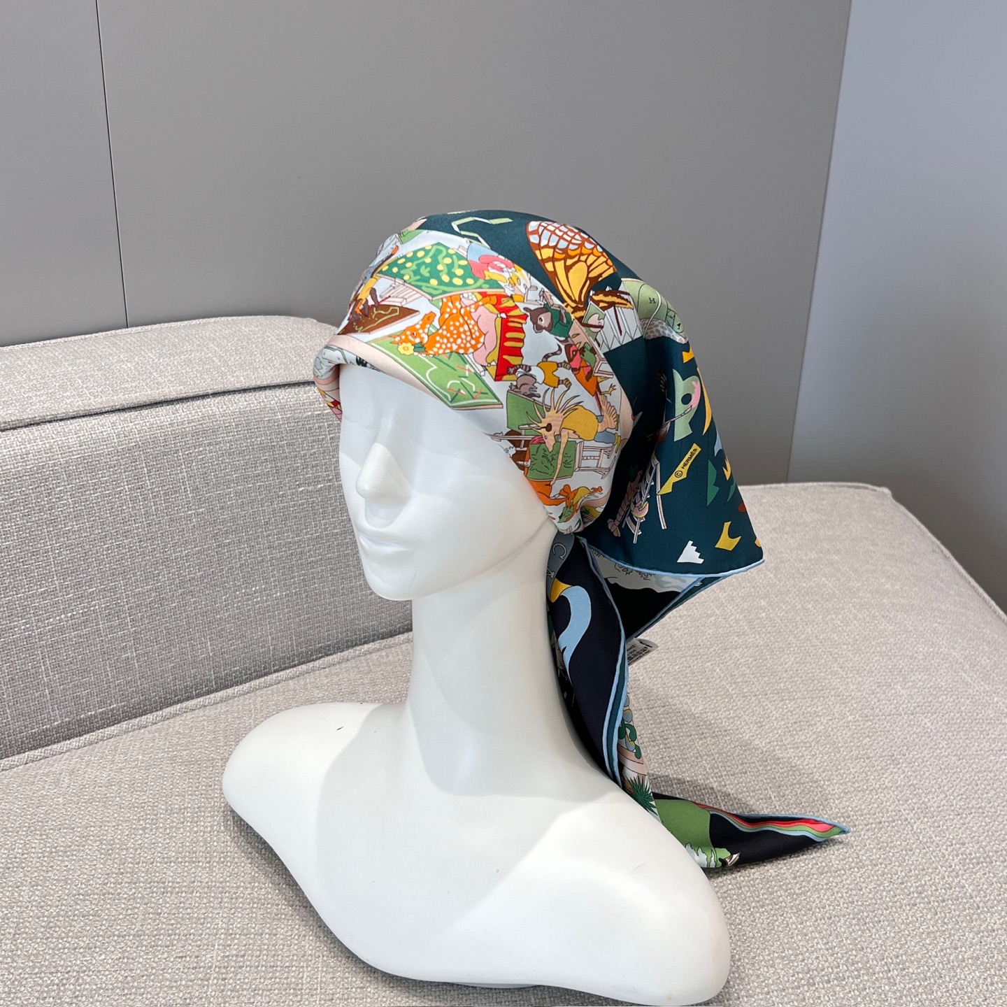 𝐇𝐞𝐫𝐦𝐞𝐬 • 𝟐𝟓秋《马术学院》黑篮色Size：90x90cm 100%斜纹真丝 18mm台版套色 