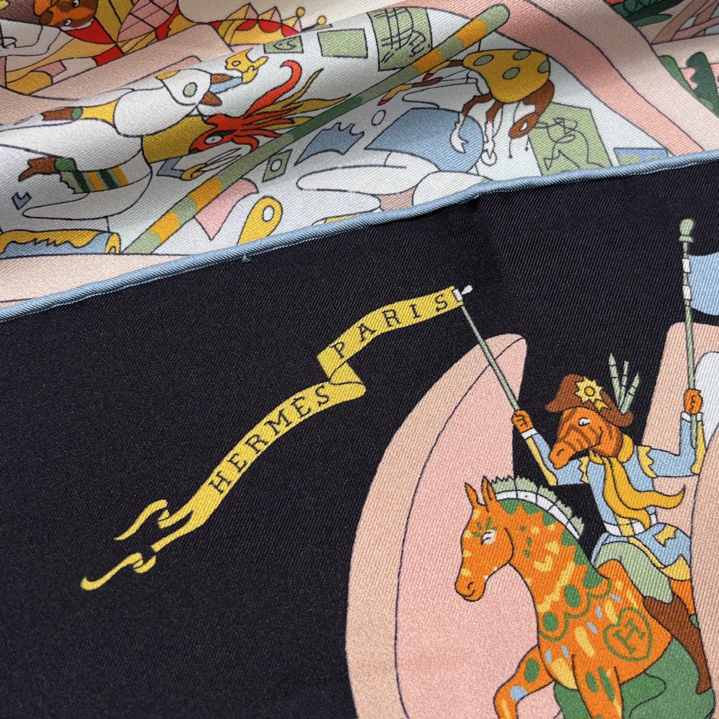 𝐇𝐞𝐫𝐦𝐞𝐬 • 𝟐𝟓秋《马术学院》黑篮色Size：90x90cm 100%斜纹真丝 18mm台版套色 