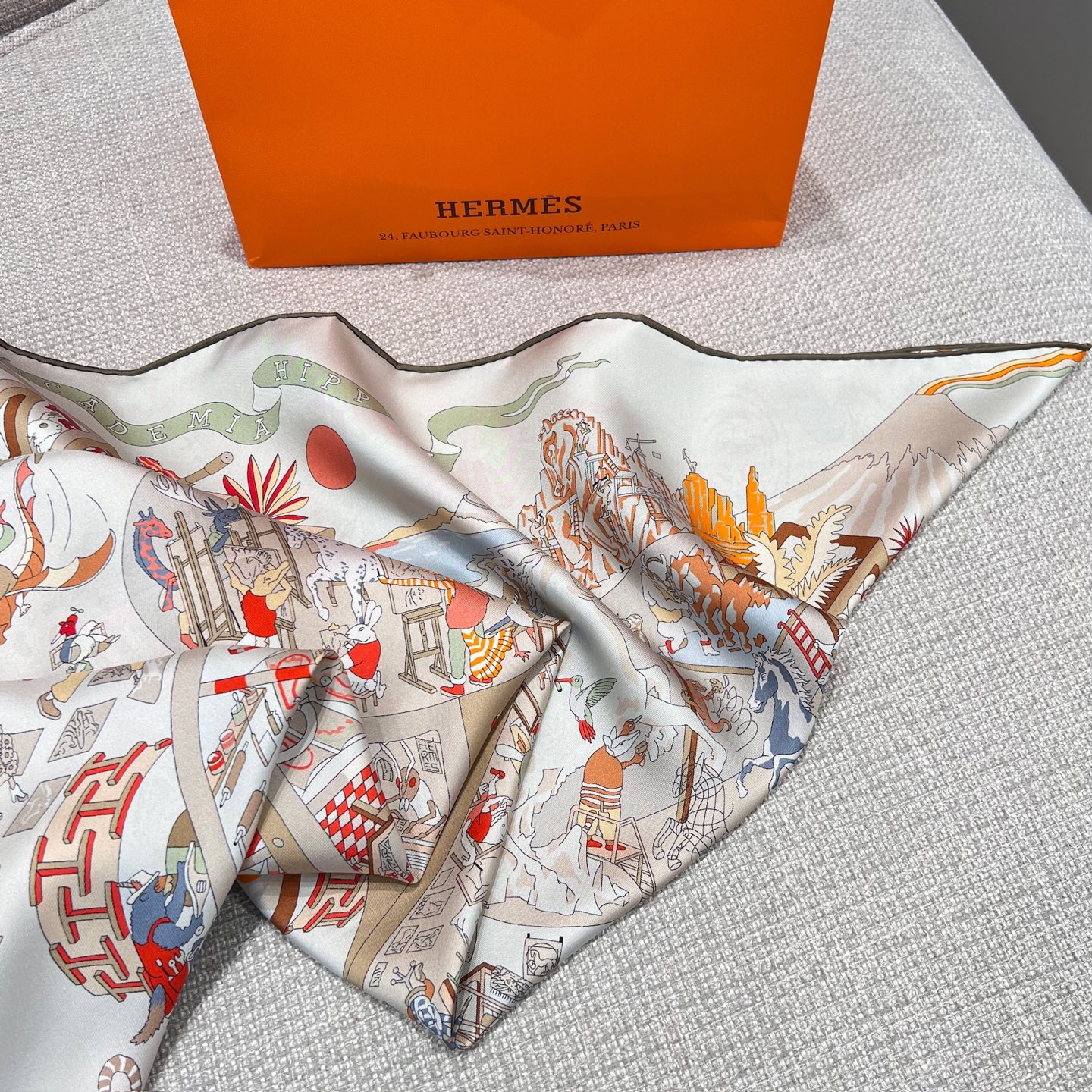 𝐇𝐞𝐫𝐦𝐞𝐬 • 𝟐𝟓秋《马术学院》米杏色Size：90x90cm 100%斜纹真丝 18mm台版套色 