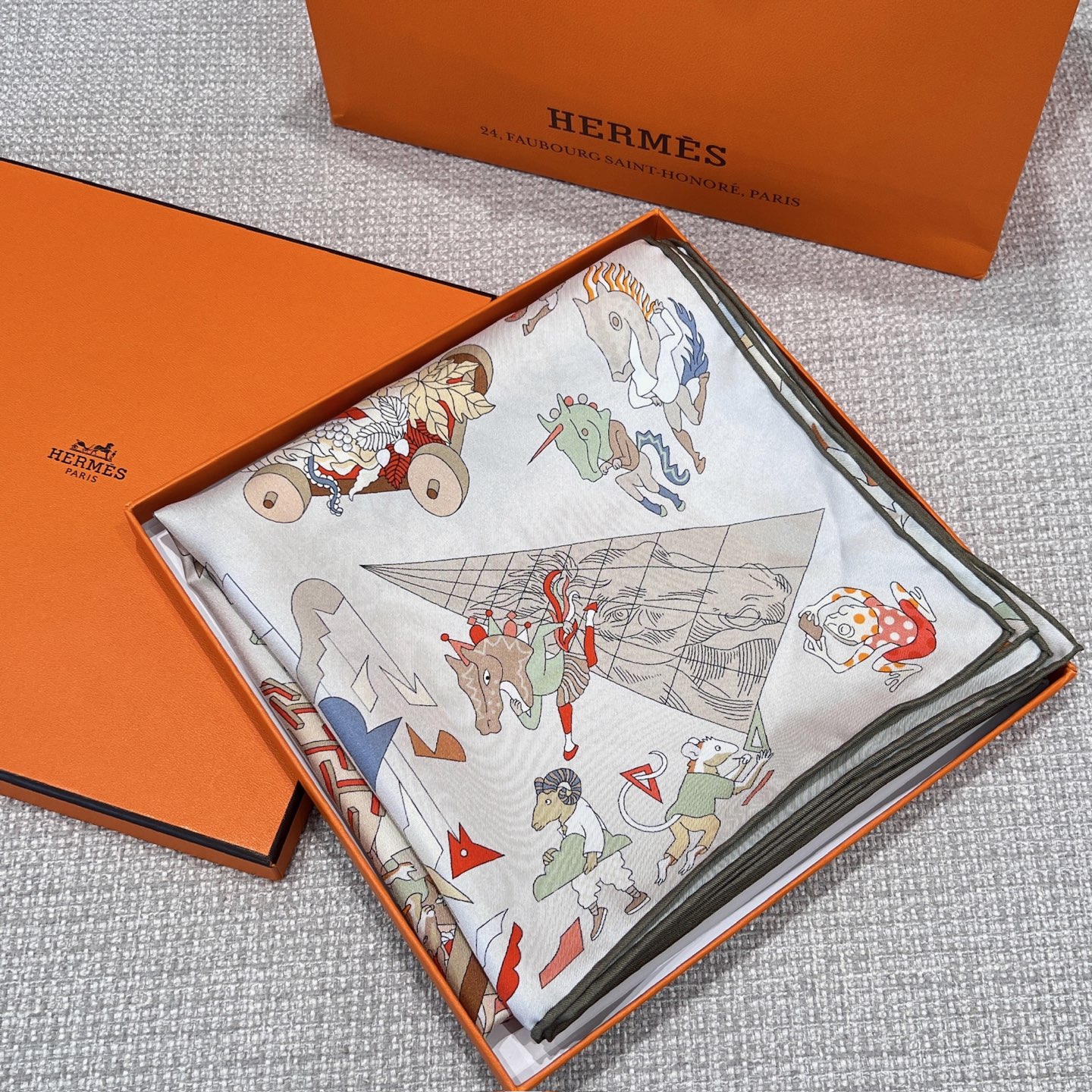 𝐇𝐞𝐫𝐦𝐞𝐬 • 𝟐𝟓秋《马术学院》米杏色Size：90x90cm 100%斜纹真丝 18mm台版套色 