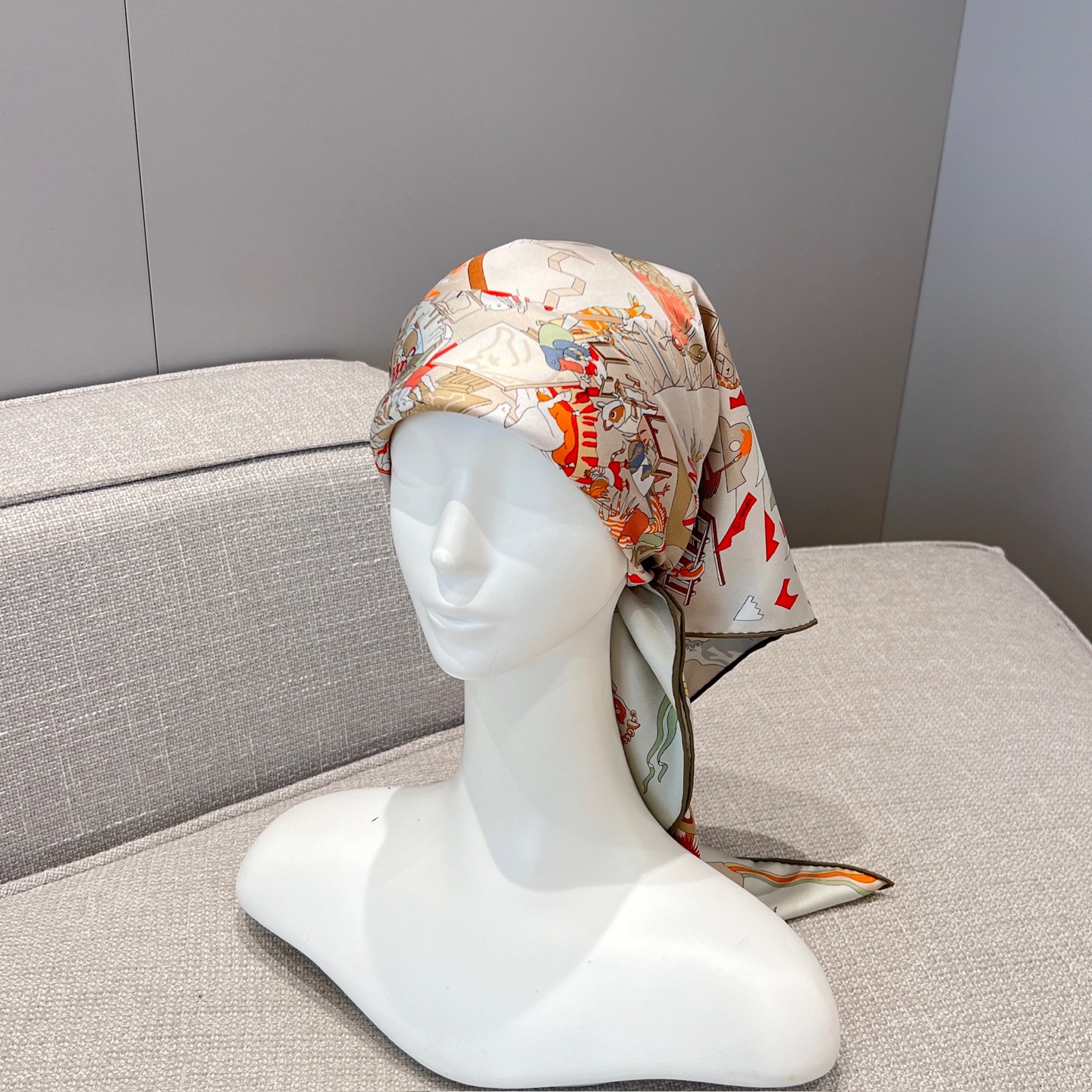 𝐇𝐞𝐫𝐦𝐞𝐬 • 𝟐𝟓秋《马术学院》米杏色Size：90x90cm 100%斜纹真丝 18mm台版套色 