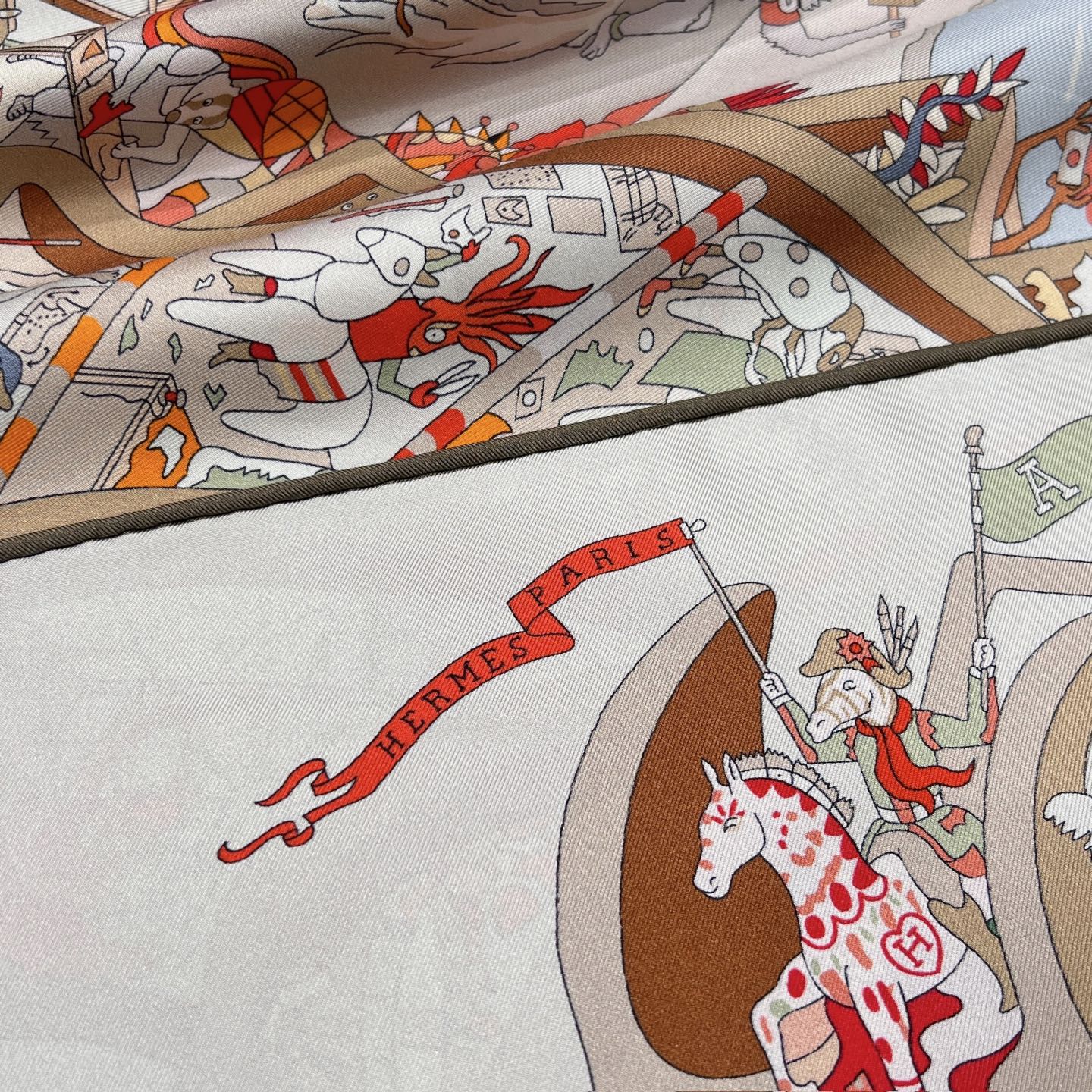 𝐇𝐞𝐫𝐦𝐞𝐬 • 𝟐𝟓秋《马术学院》米杏色Size：90x90cm 100%斜纹真丝 18mm台版套色 