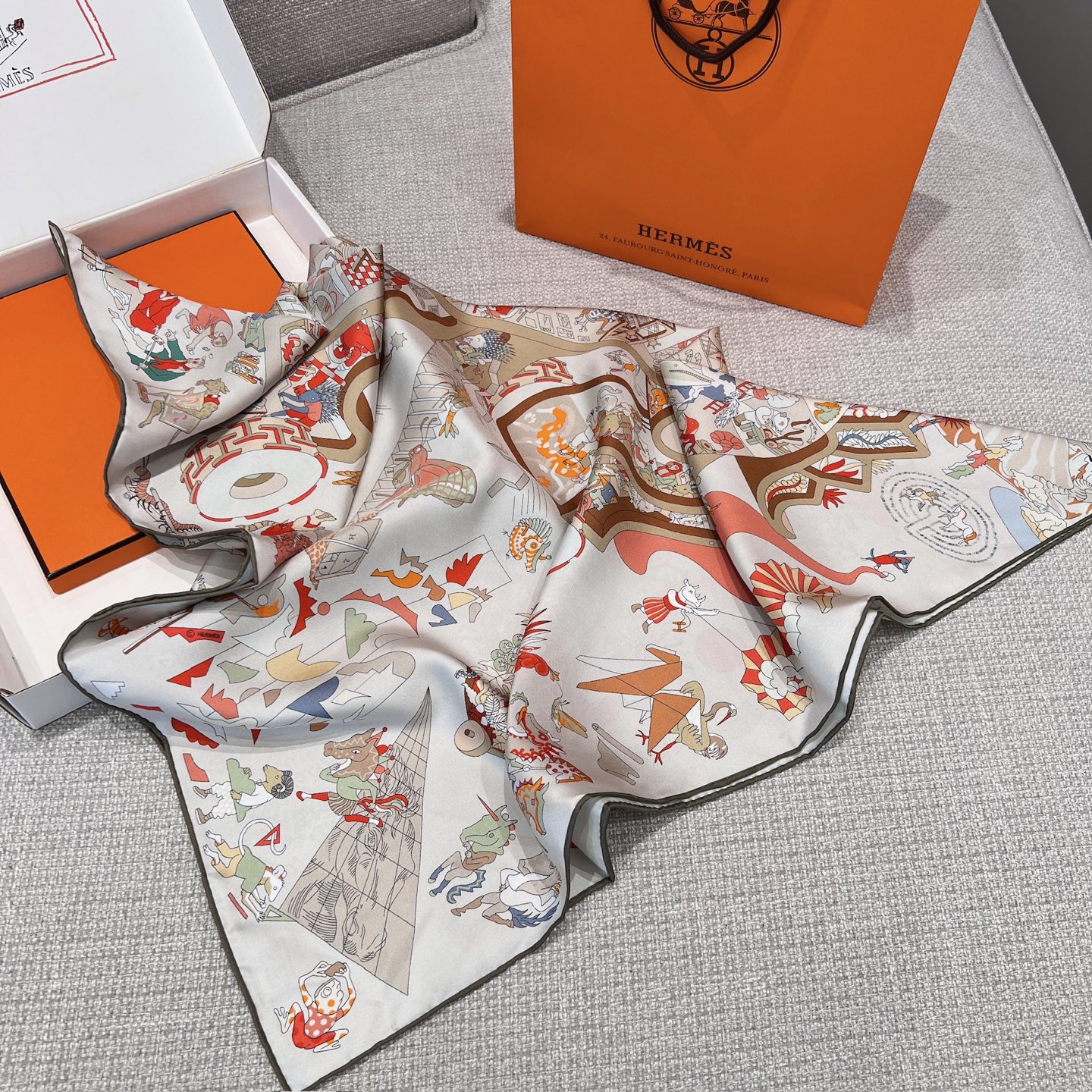 𝐇𝐞𝐫𝐦𝐞𝐬 • 𝟐𝟓秋《马术学院》米杏色Size：90x90cm 100%斜纹真丝 18mm台版套色 