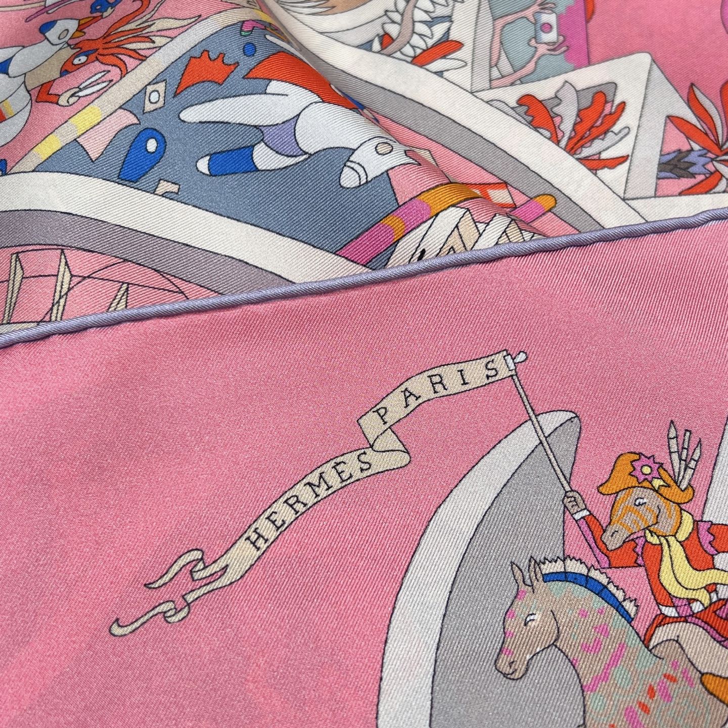 𝐇𝐞𝐫𝐦𝐞𝐬 • 𝟐𝟓秋《马术学院》粉色Size：90x90cm 100%斜纹真丝 18mm台版套色 精