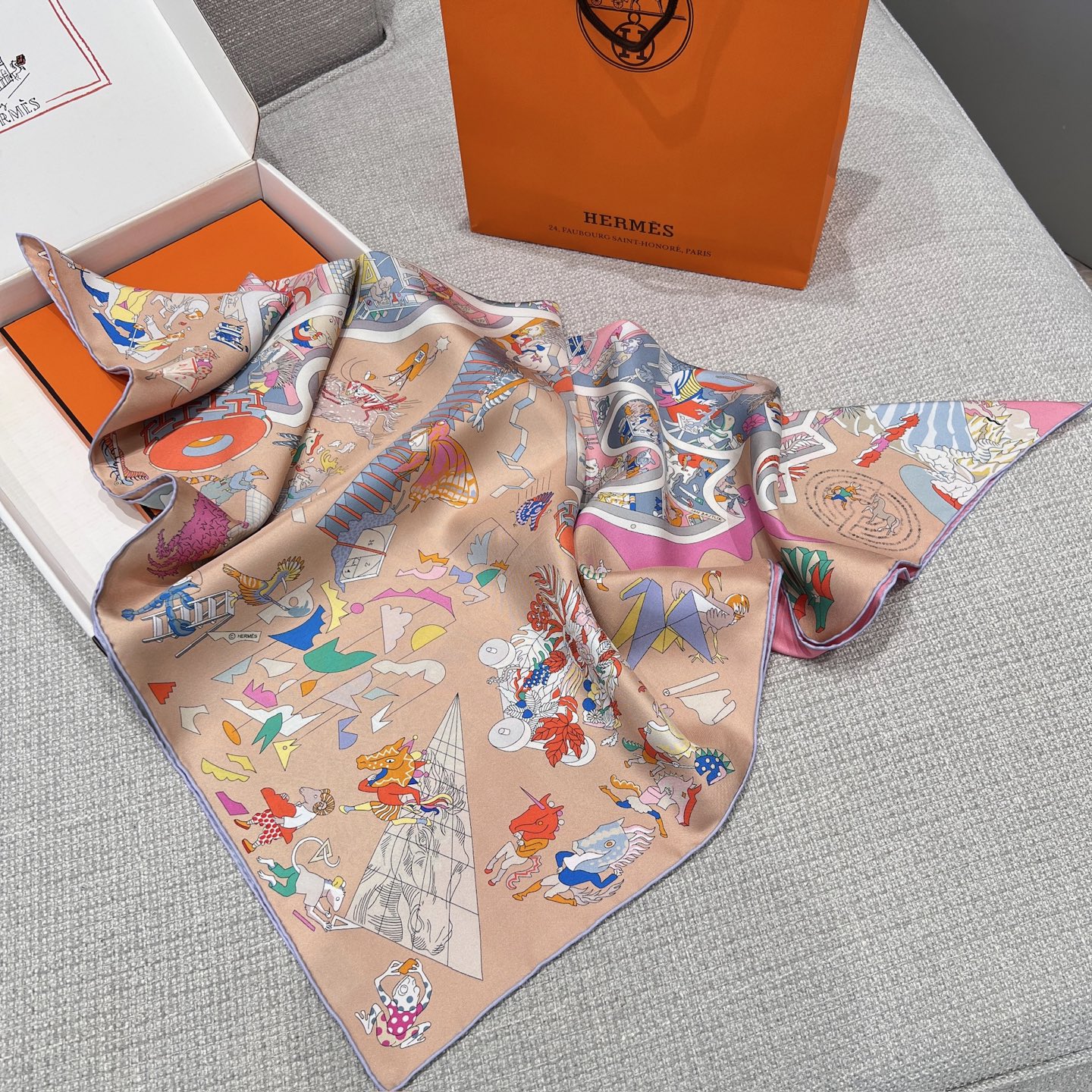 𝐇𝐞𝐫𝐦𝐞𝐬 • 𝟐𝟓秋《马术学院》粉色Size：90x90cm 100%斜纹真丝 18mm台版套色 精