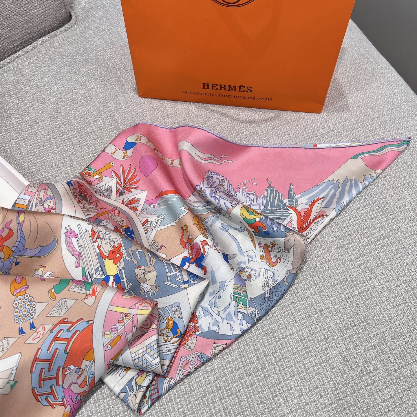 𝐇𝐞𝐫𝐦𝐞𝐬 • 𝟐𝟓秋《马术学院》粉色Size：90x90cm 100%斜纹真丝 18mm台版套色 精