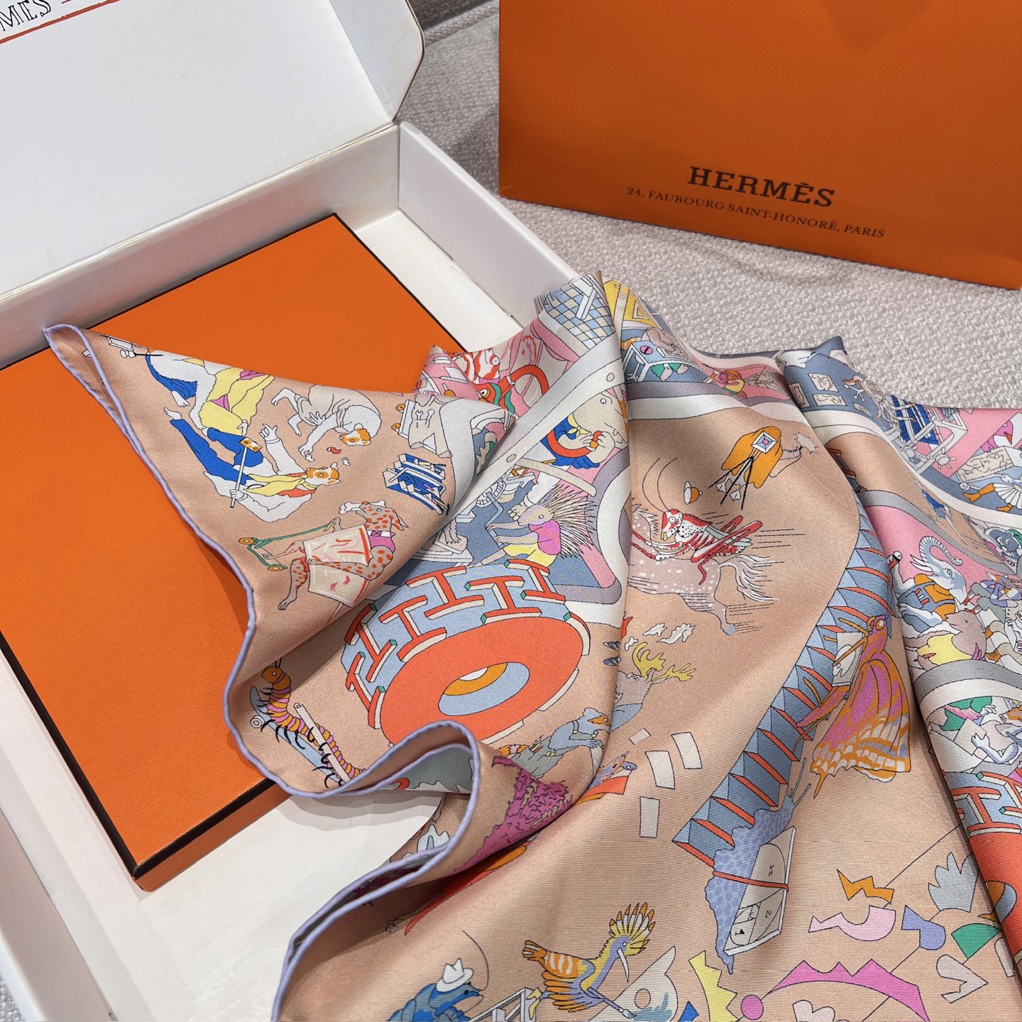 𝐇𝐞𝐫𝐦𝐞𝐬 • 𝟐𝟓秋《马术学院》粉色Size：90x90cm 100%斜纹真丝 18mm台版套色 精