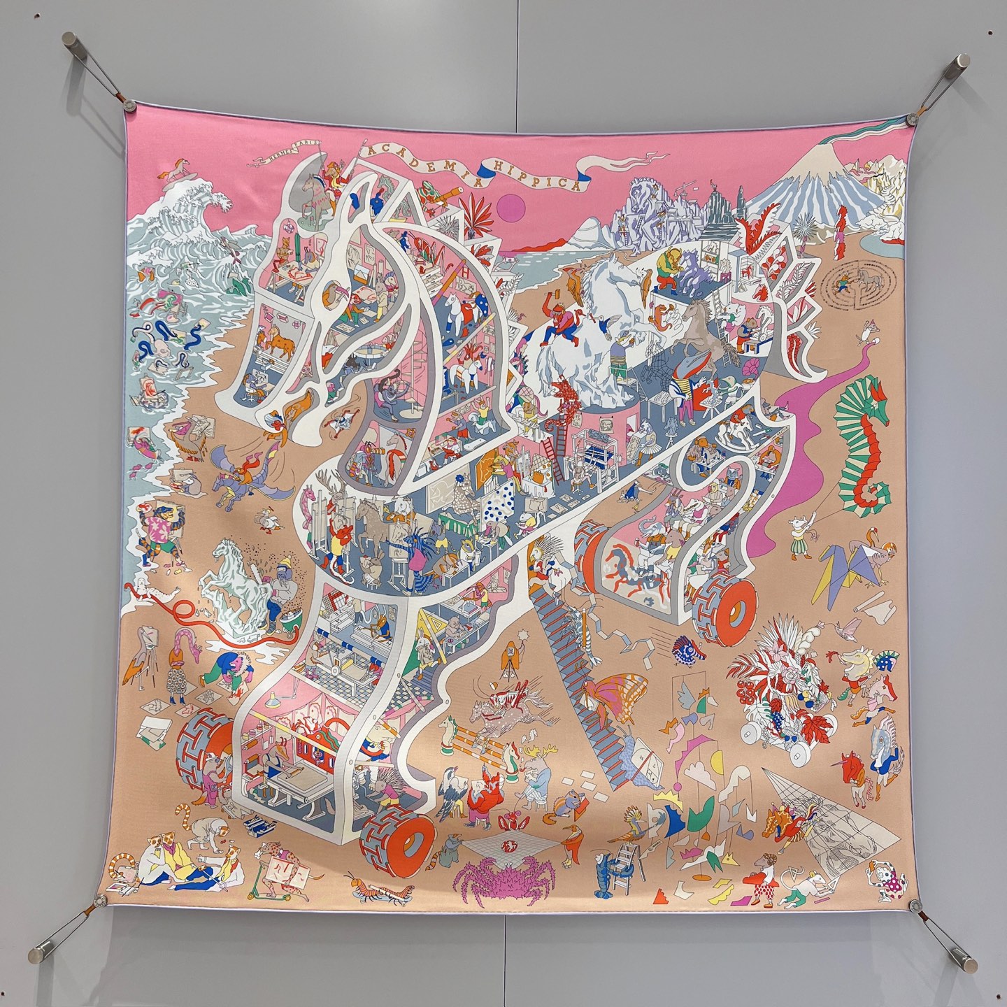 𝐇𝐞𝐫𝐦𝐞𝐬 • 𝟐𝟓秋《马术学院》粉色Size：90x90cm 100%斜纹真丝 18mm台版套色 精