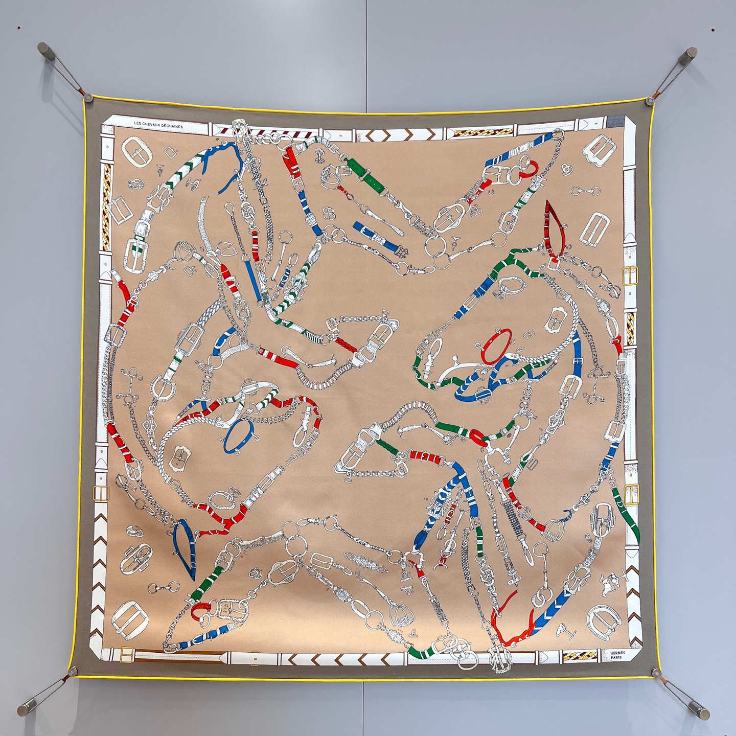 𝐇𝐞𝐫𝐦𝐞𝐬 •𝟐𝟓秋《跃动的马儿》卡其色Size：90x90cm 100%真丝 18mm原单克重 搭配