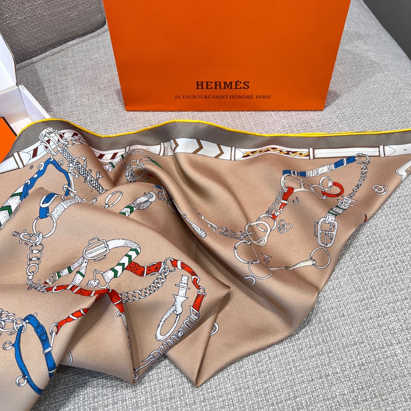 𝐇𝐞𝐫𝐦𝐞𝐬 •𝟐𝟓秋《跃动的马儿》卡其色Size：90x90cm 100%真丝 18mm原单克重 搭配