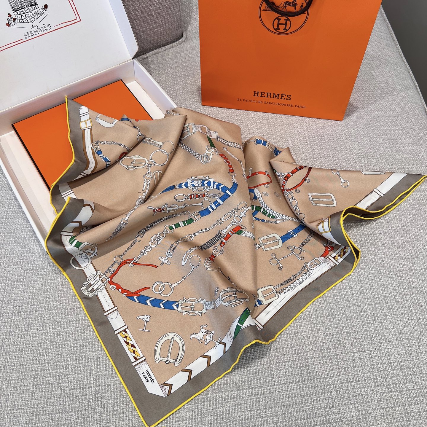 𝐇𝐞𝐫𝐦𝐞𝐬 •𝟐𝟓秋《跃动的马儿》卡其色Size：90x90cm 100%真丝 18mm原单克重 搭配