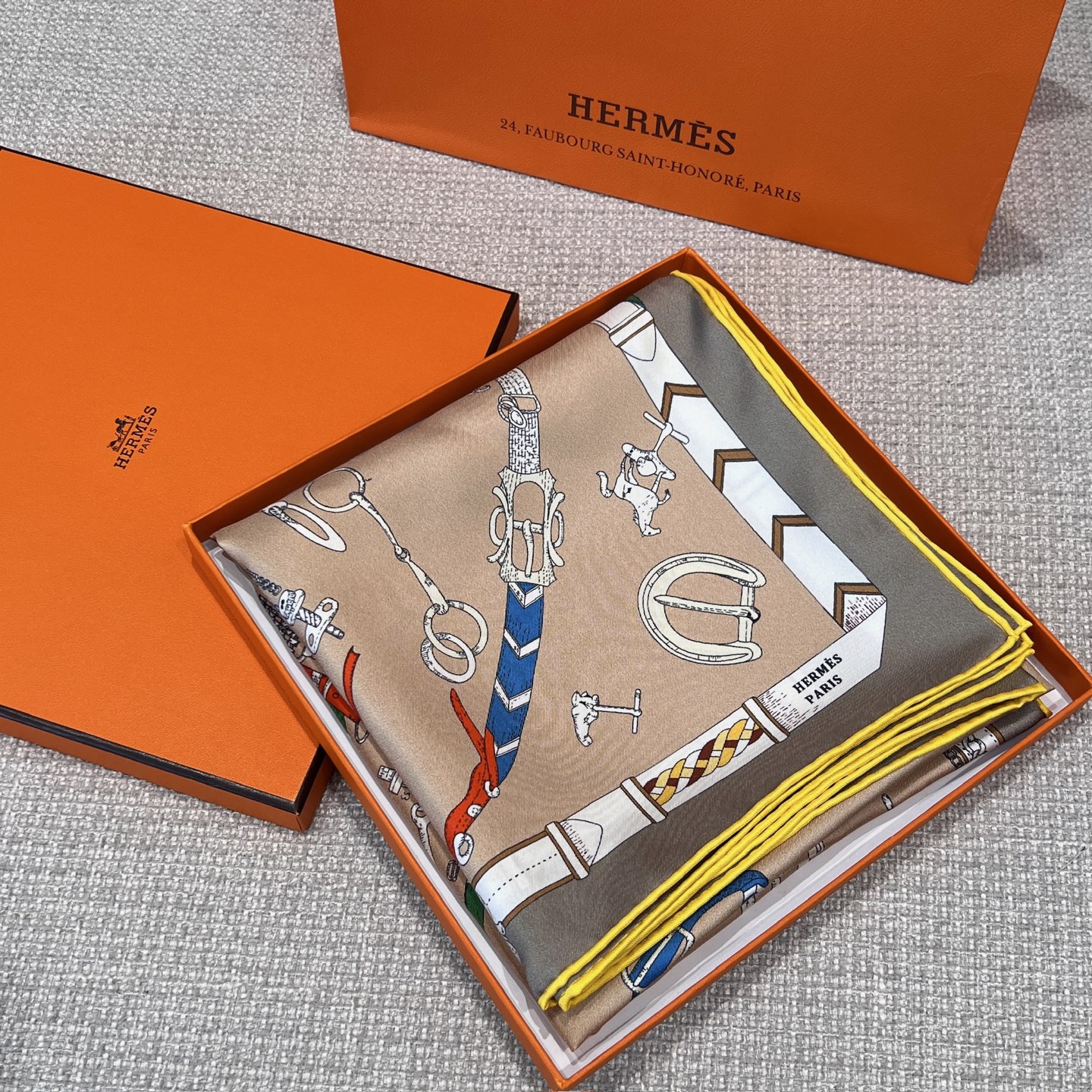 𝐇𝐞𝐫𝐦𝐞𝐬 •𝟐𝟓秋《跃动的马儿》卡其色Size：90x90cm 100%真丝 18mm原单克重 搭配