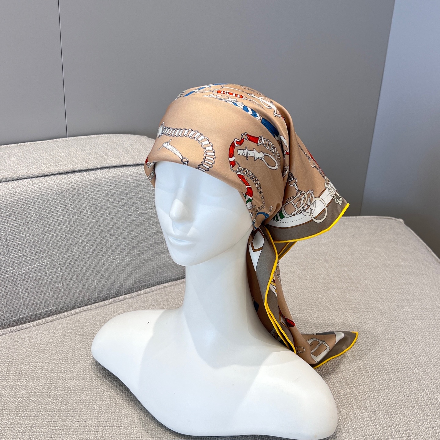 𝐇𝐞𝐫𝐦𝐞𝐬 •𝟐𝟓秋《跃动的马儿》卡其色Size：90x90cm 100%真丝 18mm原单克重 搭配