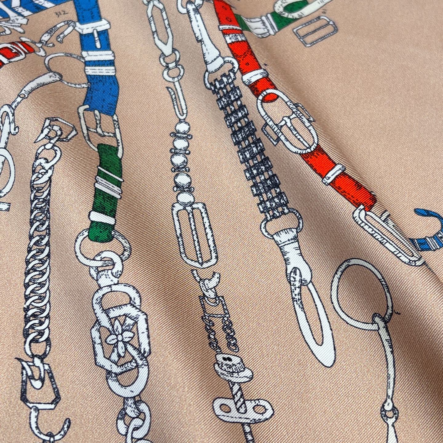 𝐇𝐞𝐫𝐦𝐞𝐬 •𝟐𝟓秋《跃动的马儿》卡其色Size：90x90cm 100%真丝 18mm原单克重 搭配