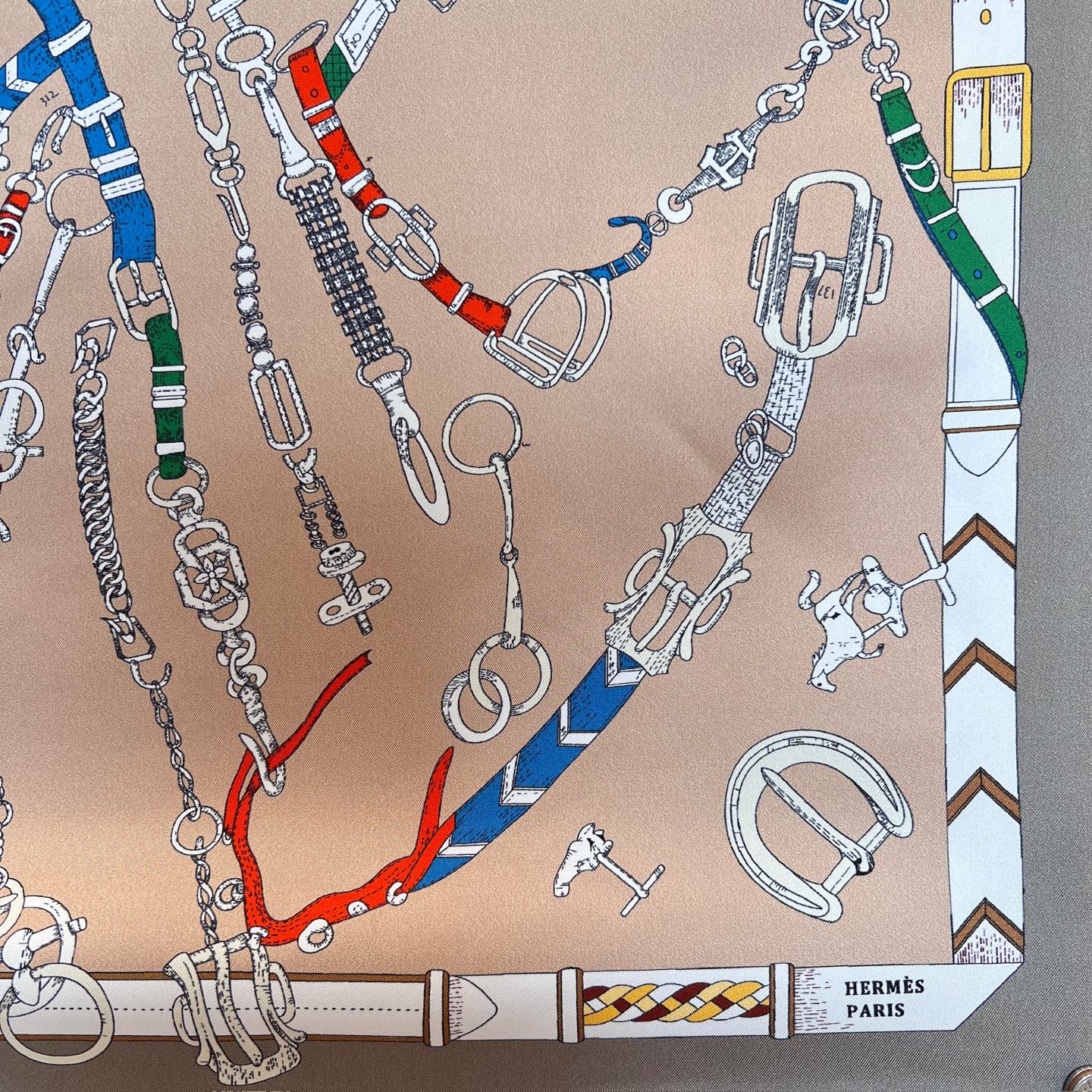 𝐇𝐞𝐫𝐦𝐞𝐬 •𝟐𝟓秋《跃动的马儿》卡其色Size：90x90cm 100%真丝 18mm原单克重 搭配