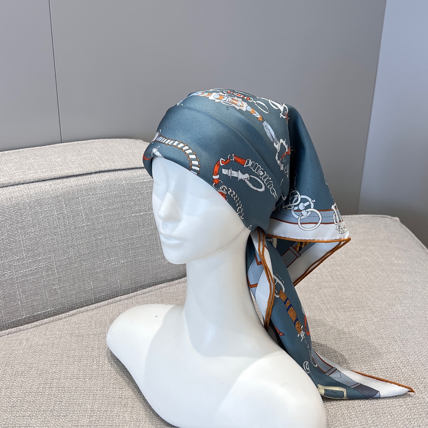 𝐇𝐞𝐫𝐦𝐞𝐬 •𝟐𝟓秋《跃动的马儿》雾霾蓝色Size：90x90cm 100%真丝 18mm原单克重 搭