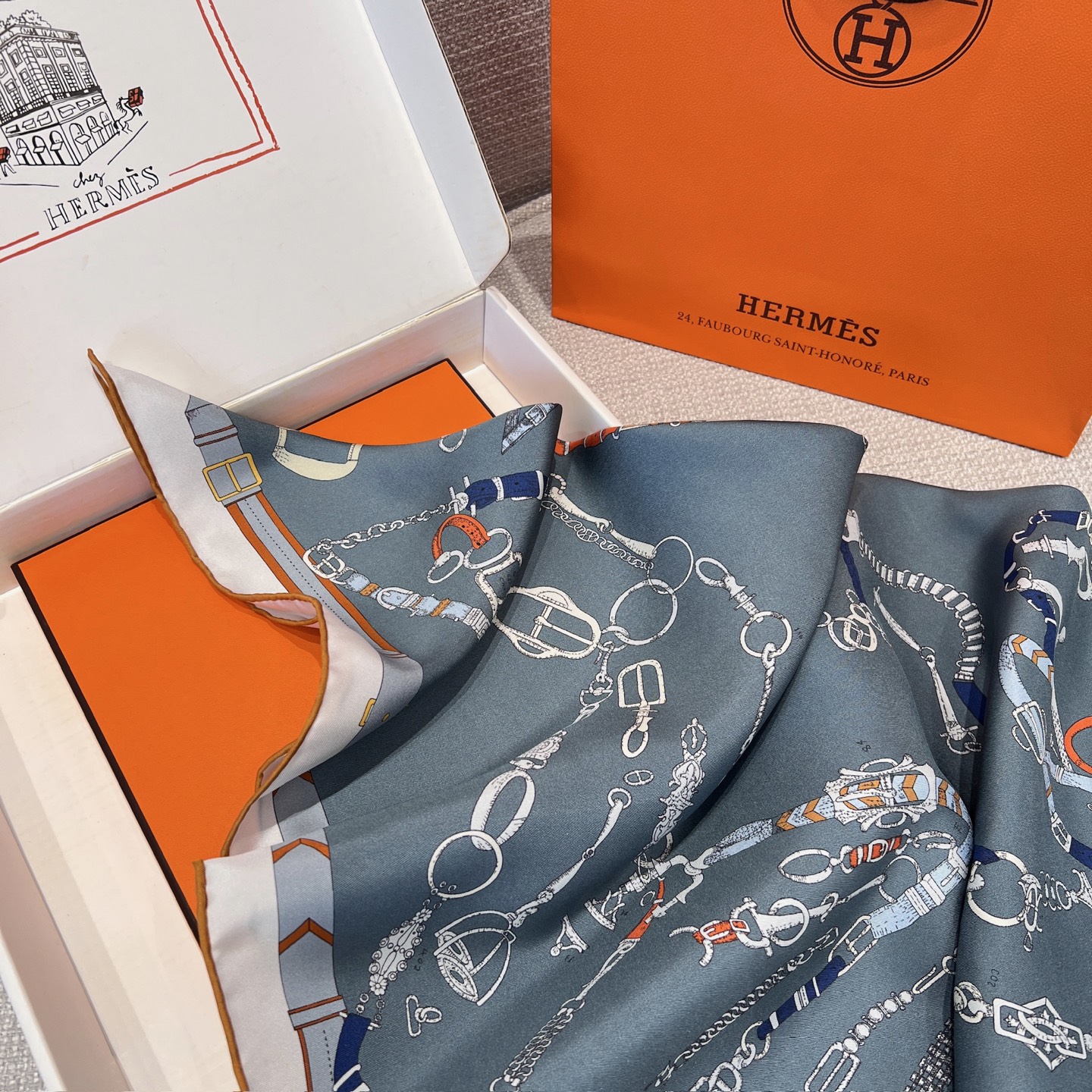 𝐇𝐞𝐫𝐦𝐞𝐬 •𝟐𝟓秋《跃动的马儿》雾霾蓝色Size：90x90cm 100%真丝 18mm原单克重 搭