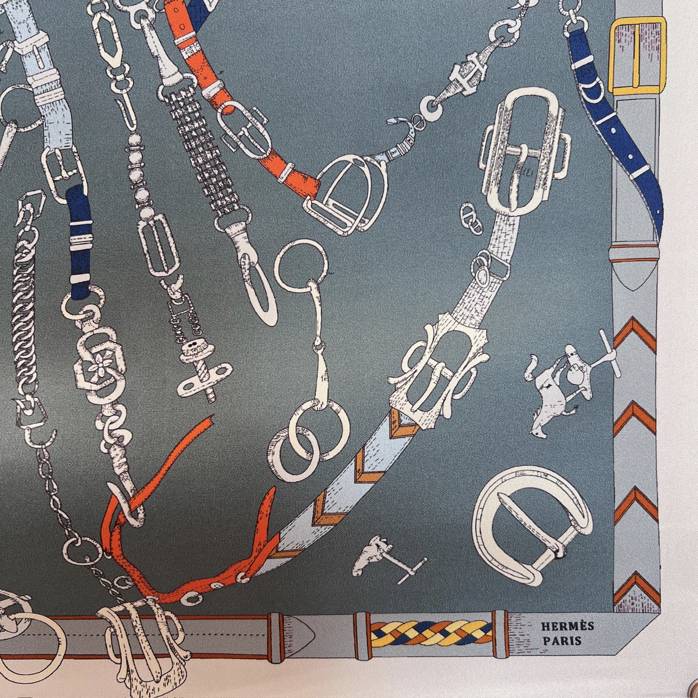 𝐇𝐞𝐫𝐦𝐞𝐬 •𝟐𝟓秋《跃动的马儿》雾霾蓝色Size：90x90cm 100%真丝 18mm原单克重 搭