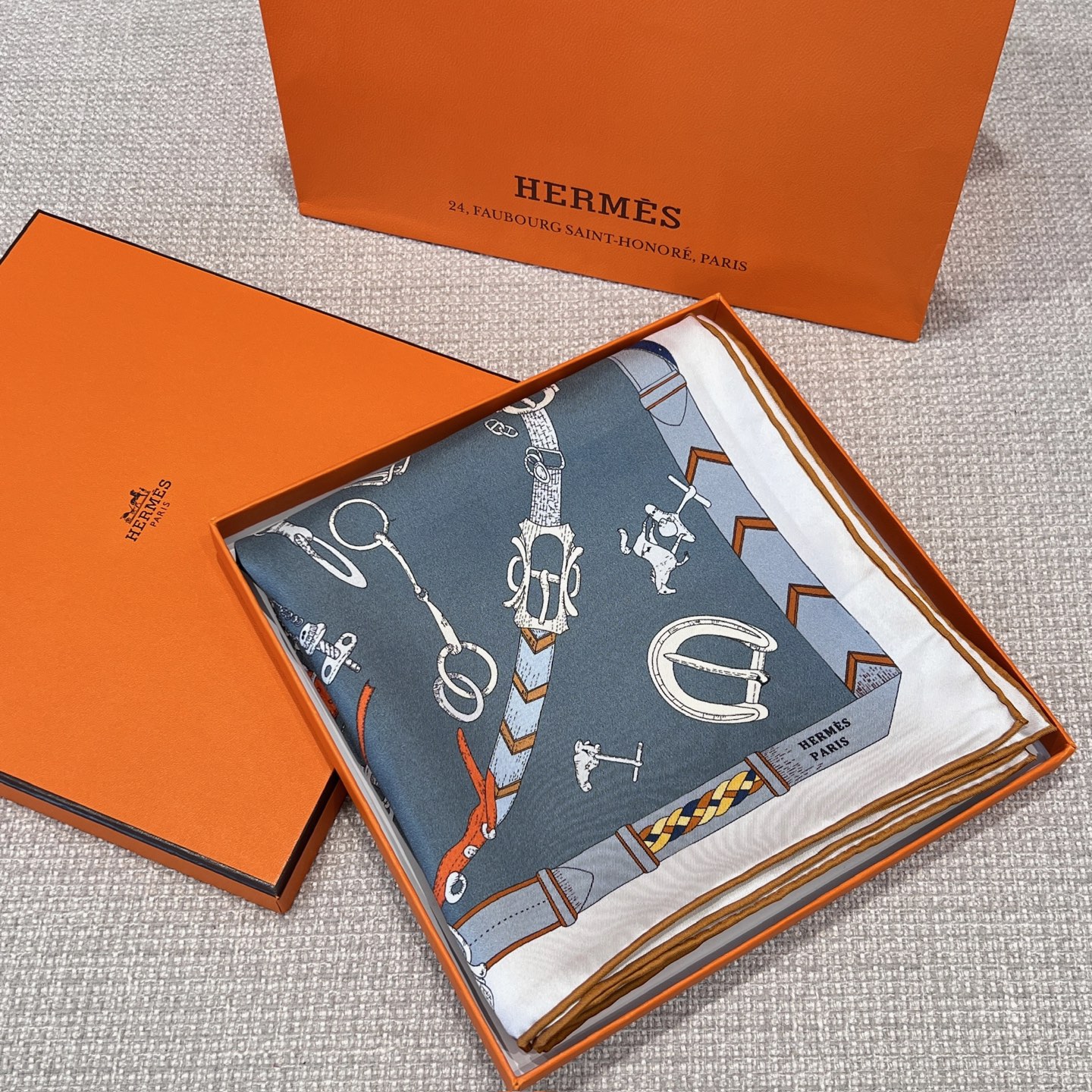 𝐇𝐞𝐫𝐦𝐞𝐬 •𝟐𝟓秋《跃动的马儿》雾霾蓝色Size：90x90cm 100%真丝 18mm原单克重 搭