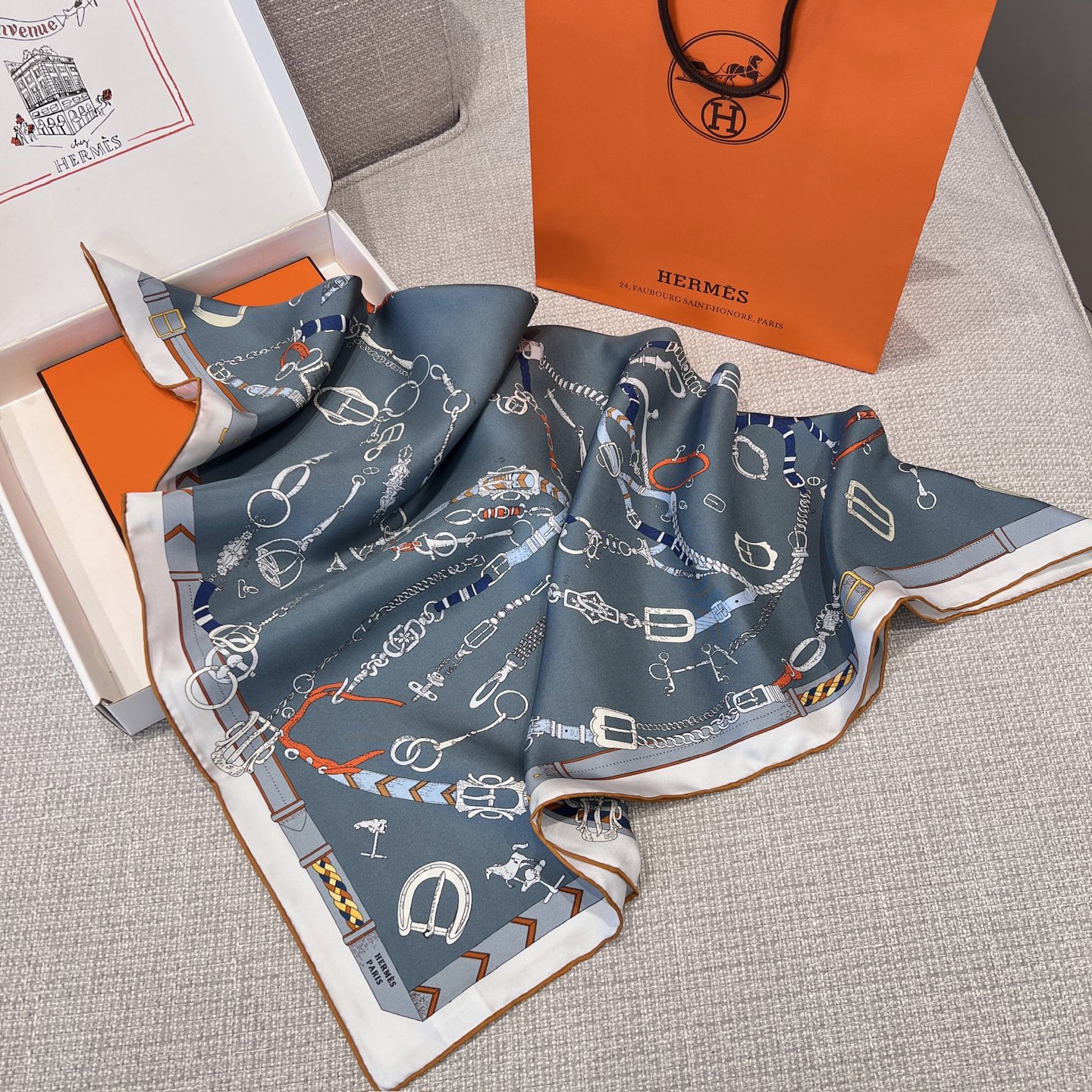 𝐇𝐞𝐫𝐦𝐞𝐬 •𝟐𝟓秋《跃动的马儿》雾霾蓝色Size：90x90cm 100%真丝 18mm原单克重 搭