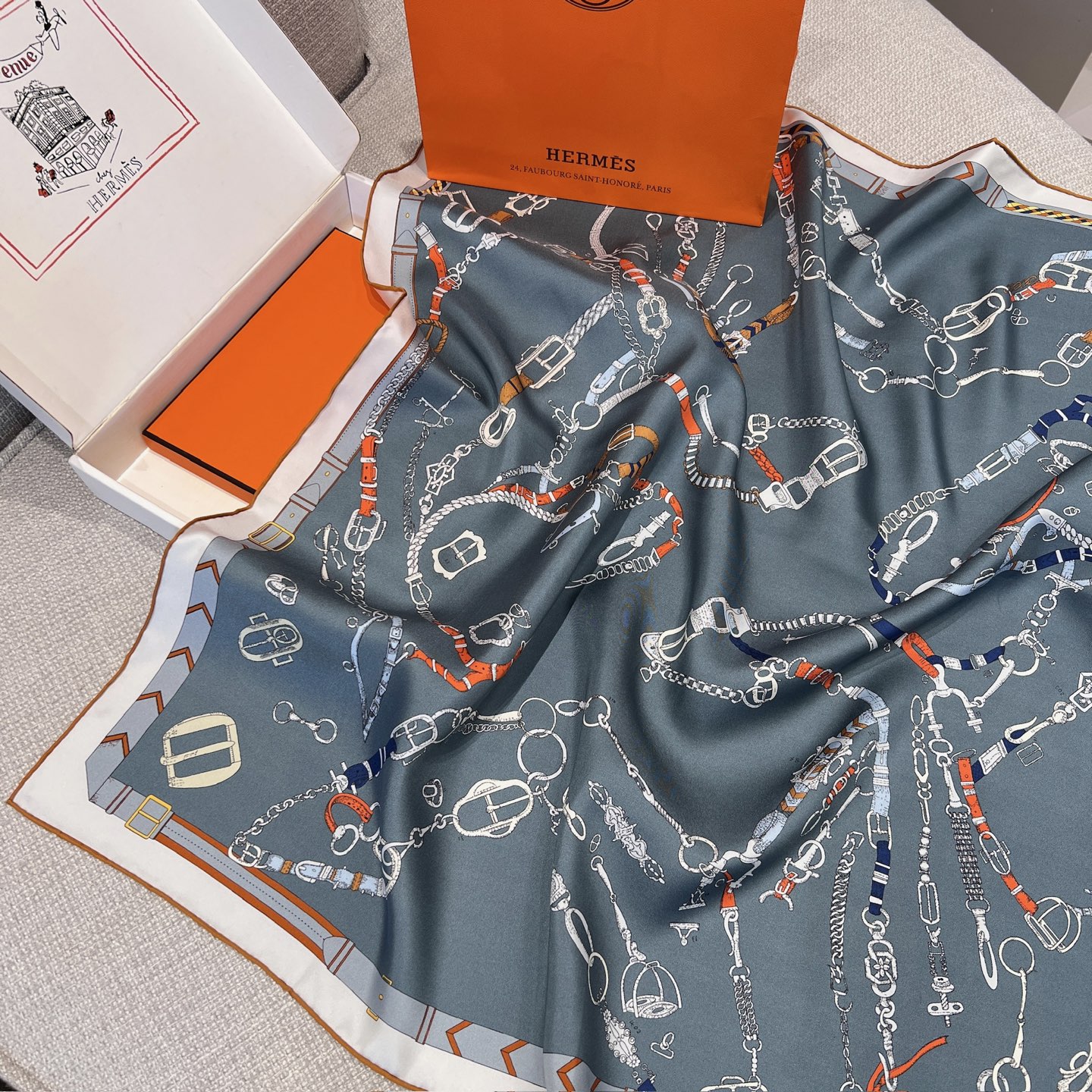 𝐇𝐞𝐫𝐦𝐞𝐬 •𝟐𝟓秋《跃动的马儿》雾霾蓝色Size：90x90cm 100%真丝 18mm原单克重 搭