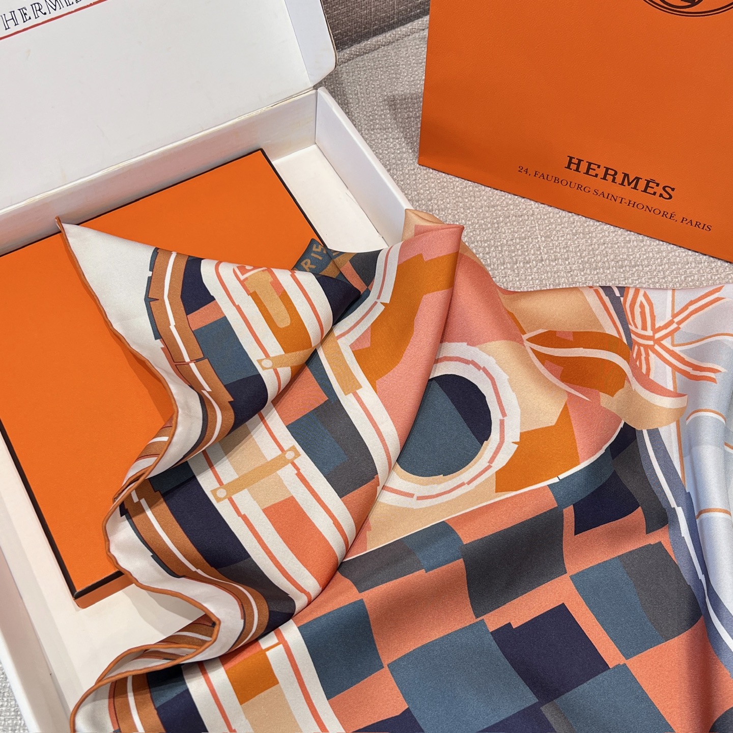 𝐇𝐞𝐫𝐦𝐞𝐬 •𝟐𝟓秋《格纹马面罩》冰川蓝Size：90x90cm 100% 斜纹真丝 精致手工卷边，质