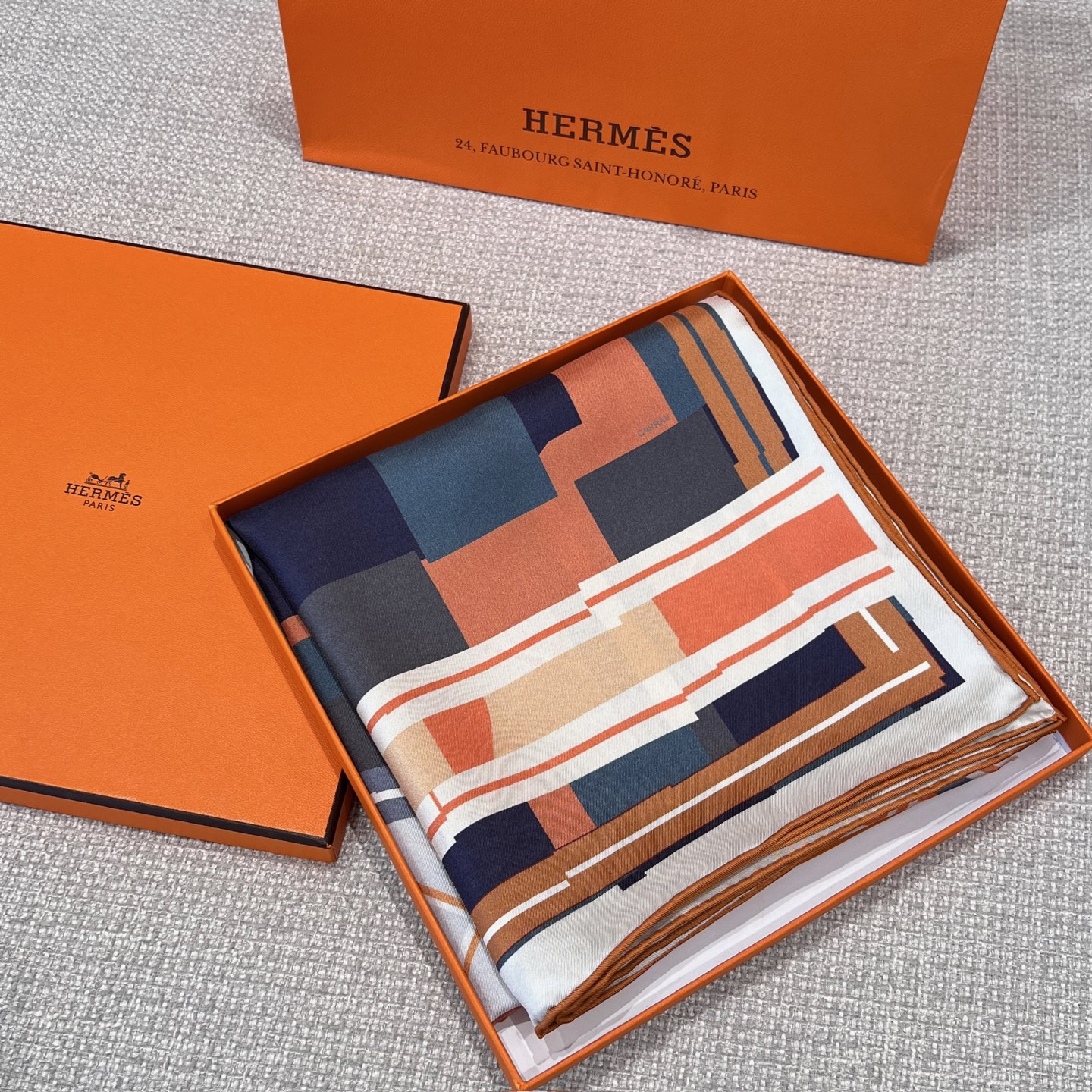 𝐇𝐞𝐫𝐦𝐞𝐬 •𝟐𝟓秋《格纹马面罩》冰川蓝Size：90x90cm 100% 斜纹真丝 精致手工卷边，质