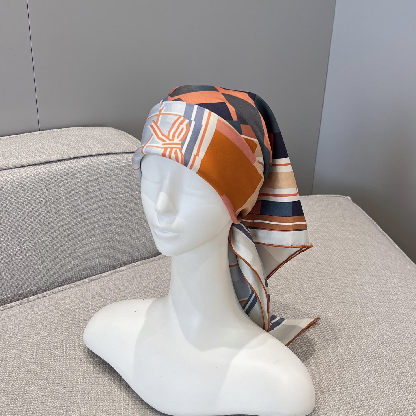 𝐇𝐞𝐫𝐦𝐞𝐬 •𝟐𝟓秋《格纹马面罩》冰川蓝Size：90x90cm 100% 斜纹真丝 精致手工卷边，质