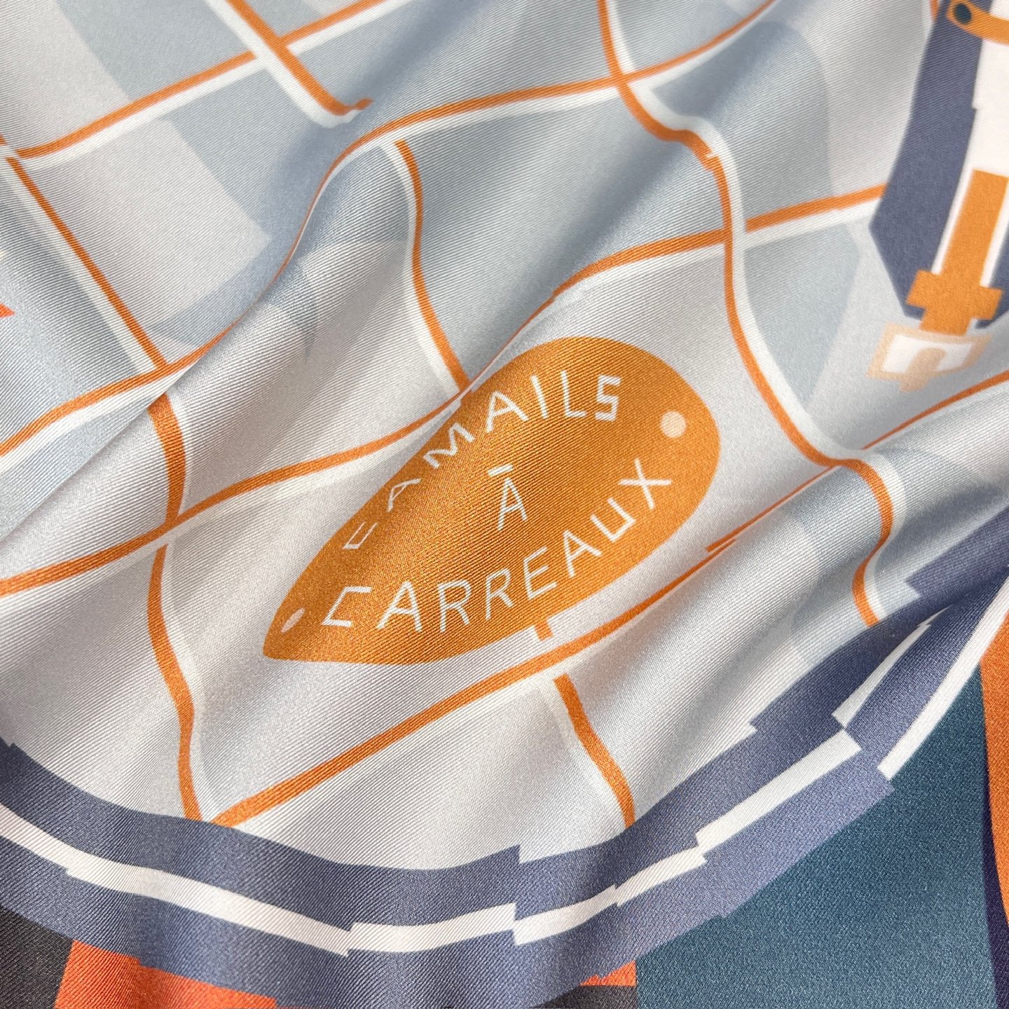 𝐇𝐞𝐫𝐦𝐞𝐬 •𝟐𝟓秋《格纹马面罩》冰川蓝Size：90x90cm 100% 斜纹真丝 精致手工卷边，质