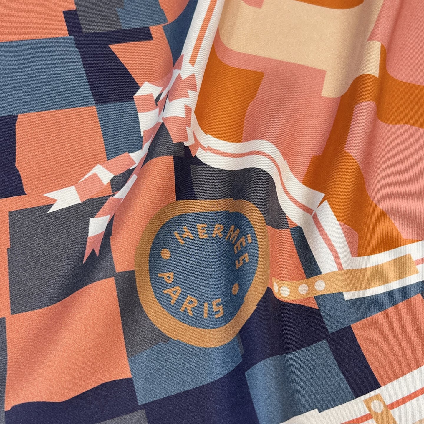 𝐇𝐞𝐫𝐦𝐞𝐬 •𝟐𝟓秋《格纹马面罩》冰川蓝Size：90x90cm 100% 斜纹真丝 精致手工卷边，质