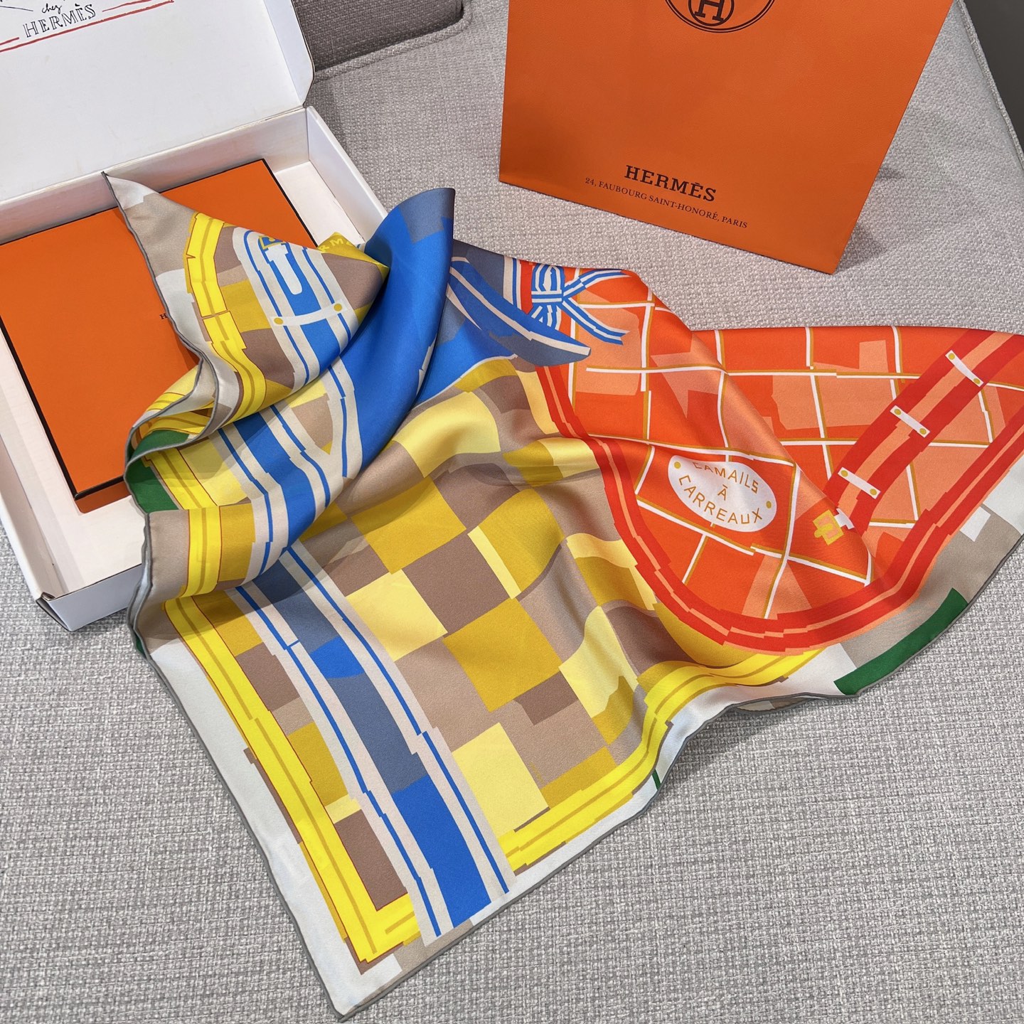 𝐇𝐞𝐫𝐦𝐞𝐬 •𝟐𝟓秋《格纹马面罩》橘色Size：90x90cm 100% 斜纹真丝 精致手工卷边，质感