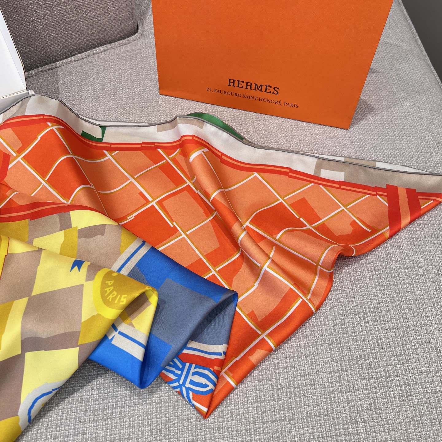 𝐇𝐞𝐫𝐦𝐞𝐬 •𝟐𝟓秋《格纹马面罩》橘色Size：90x90cm 100% 斜纹真丝 精致手工卷边，质感